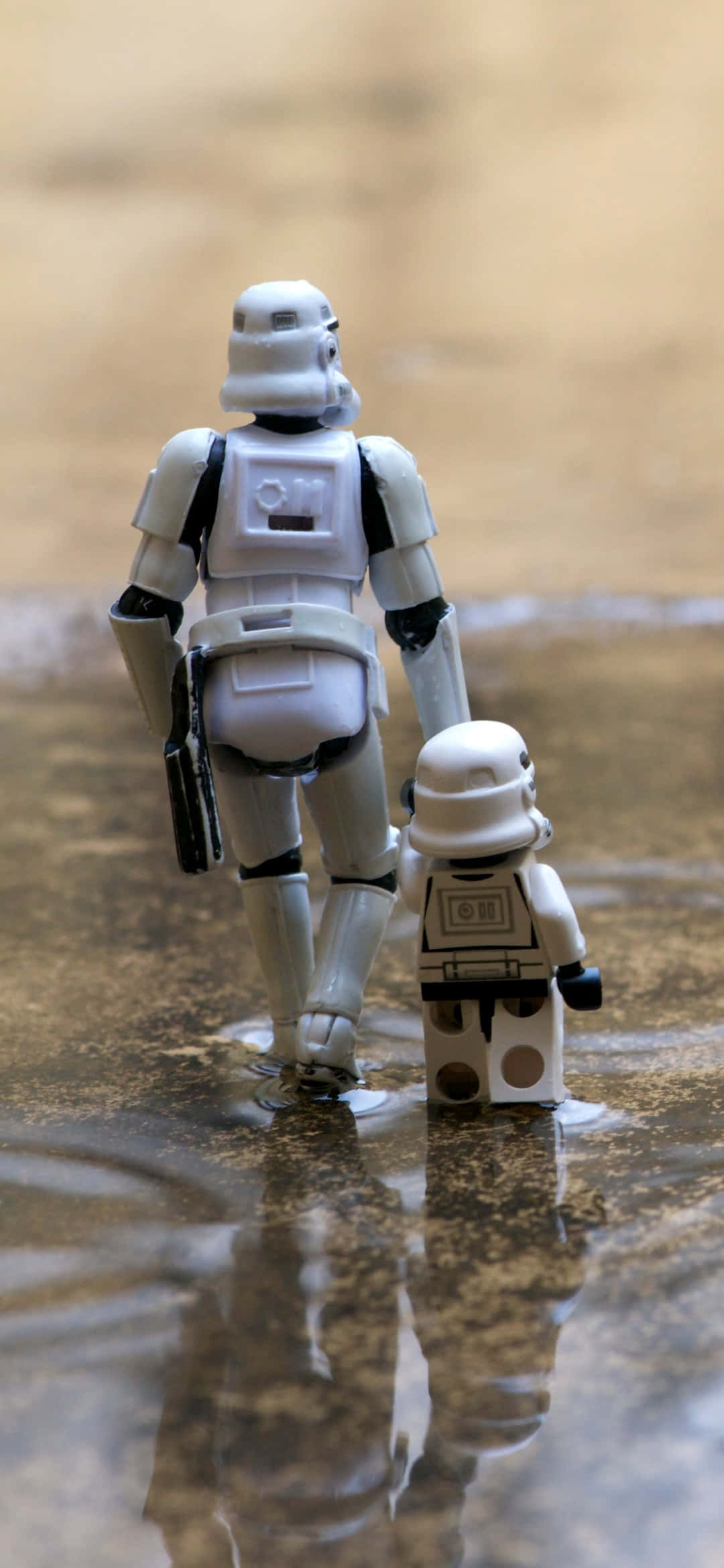 Funny Star Wars 桌布 壁紙 — 兩個 LEGO 風暴兵走過淺水，在濕潤的表面上留下倒影。