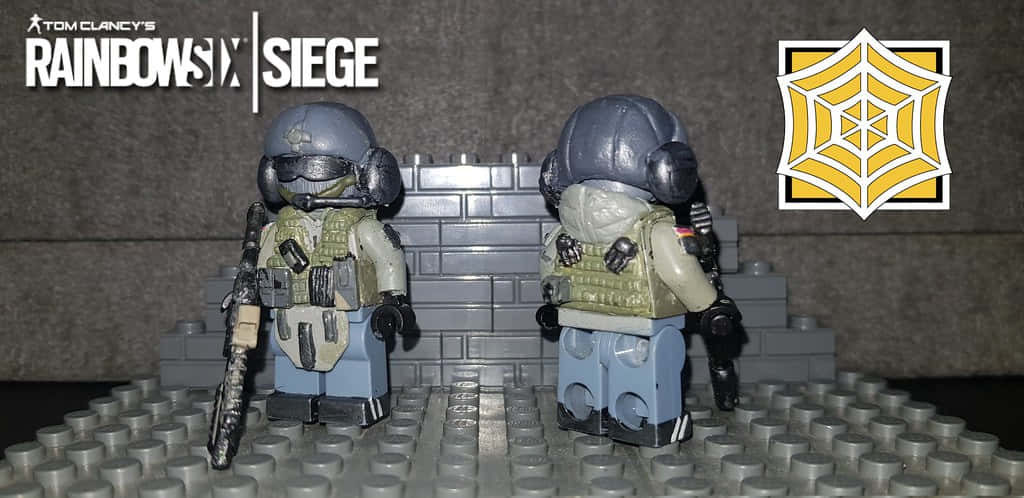 Rainbow Six Siege Jager 桌布 壁紙 — 兩個 LEGO 風格的 Rainbow Six Siege 幹員人偶背對背站在灰色磚牆底板上，上面有遊戲標誌。