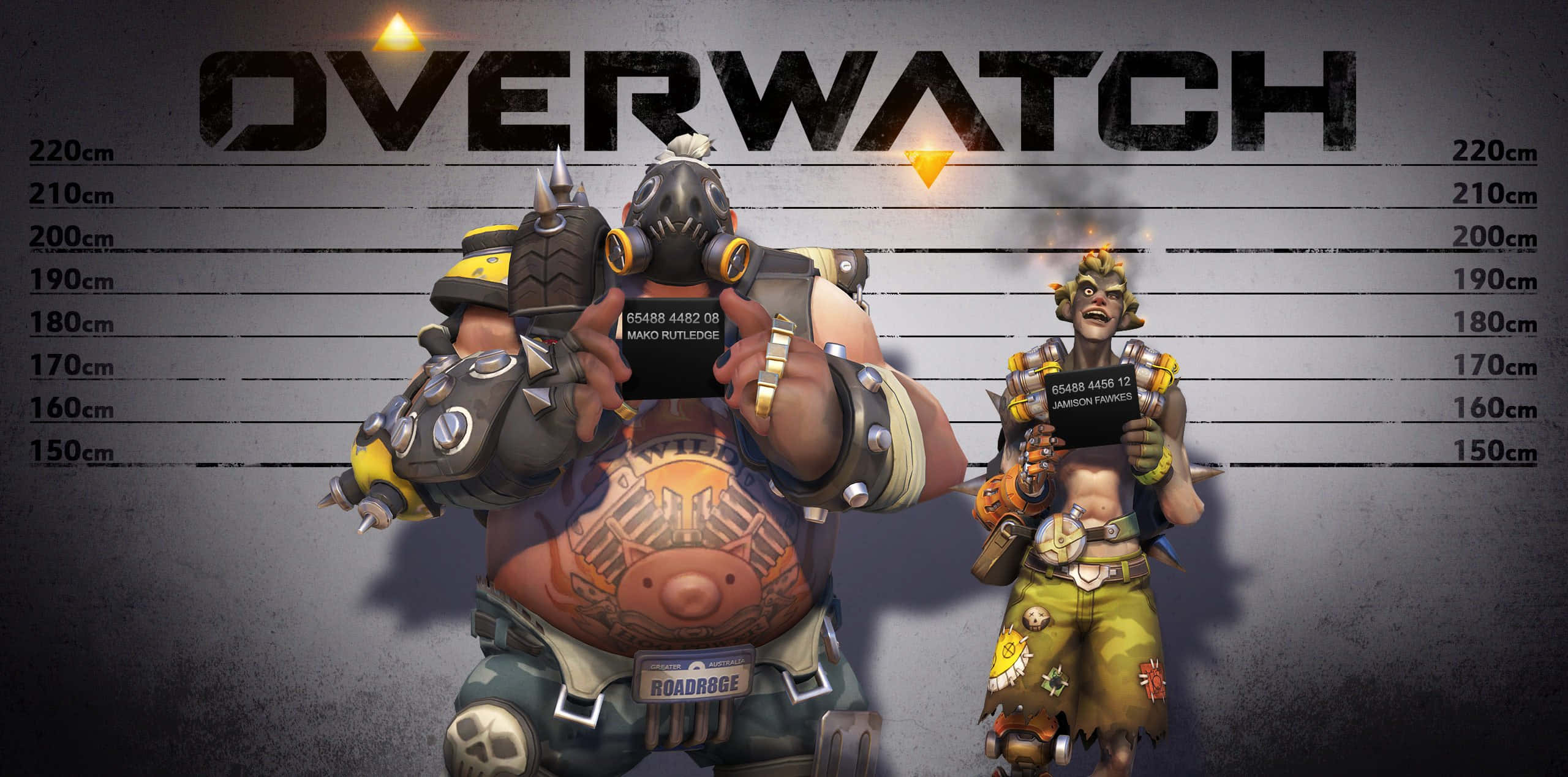 鬥陣特攻 桌布 壁紙 — 兩個《Overwatch》角色以嫌犯照風格，站在有「OVERWATCH」標題在上方的身高圖表前。