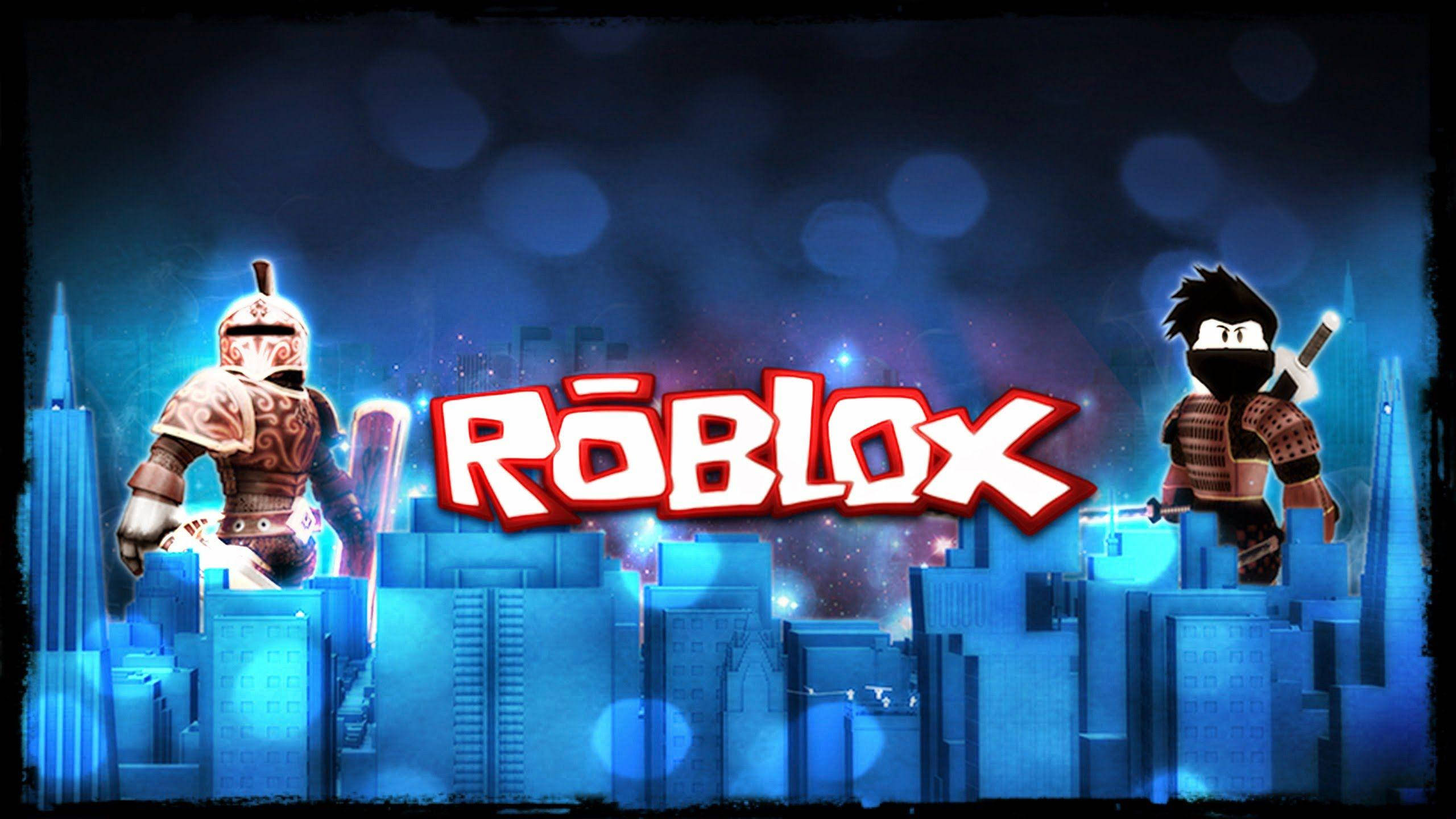 Cute Roblox 桌布 壁紙 — 兩個 Roblox 角色站在發光的藍色摩天大樓頂端，背景是黑暗的散景城市景觀，Roblox 標誌以粗體紅色呈現。