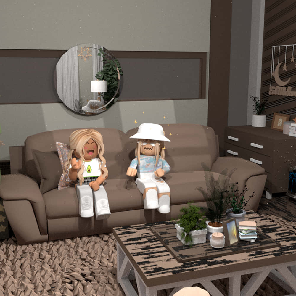 Roblox 桌布 壁紙 — 兩個 Roblox 頭像坐在一張棕色沙發上，身處一個舒適的現代客廳，鋪有圖案地毯和裝飾鏡。