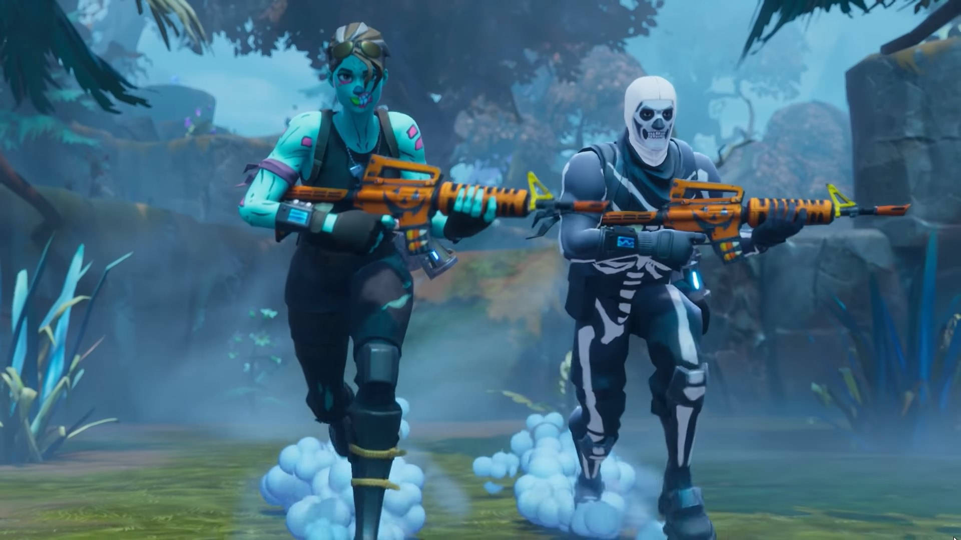 Fortnite 桌布 壁紙 — 兩個《要塞英雄》角色分別穿著殭屍和骷髏造型，手持發光武器在迷霧叢林中奔跑。