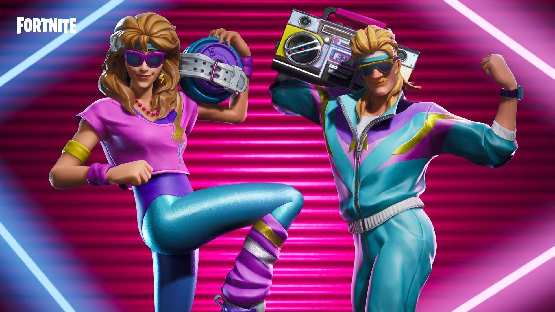 Fortnite 造型 桌布 壁紙 — 兩個《要塞英雄》角色穿著80年代復古服裝，在霓虹粉紅和藍色條紋背景前，拿著手提音響和唱盤機擺姿勢。