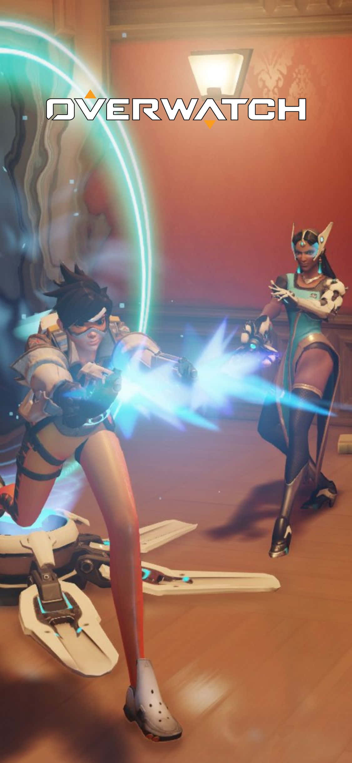 iPhone X Overwatch 桌布 壁紙 — 兩個《鬥陣特攻》角色在一個溫暖照明的房間中，帶有發光的藍色能量效果和未來風格的裝備。