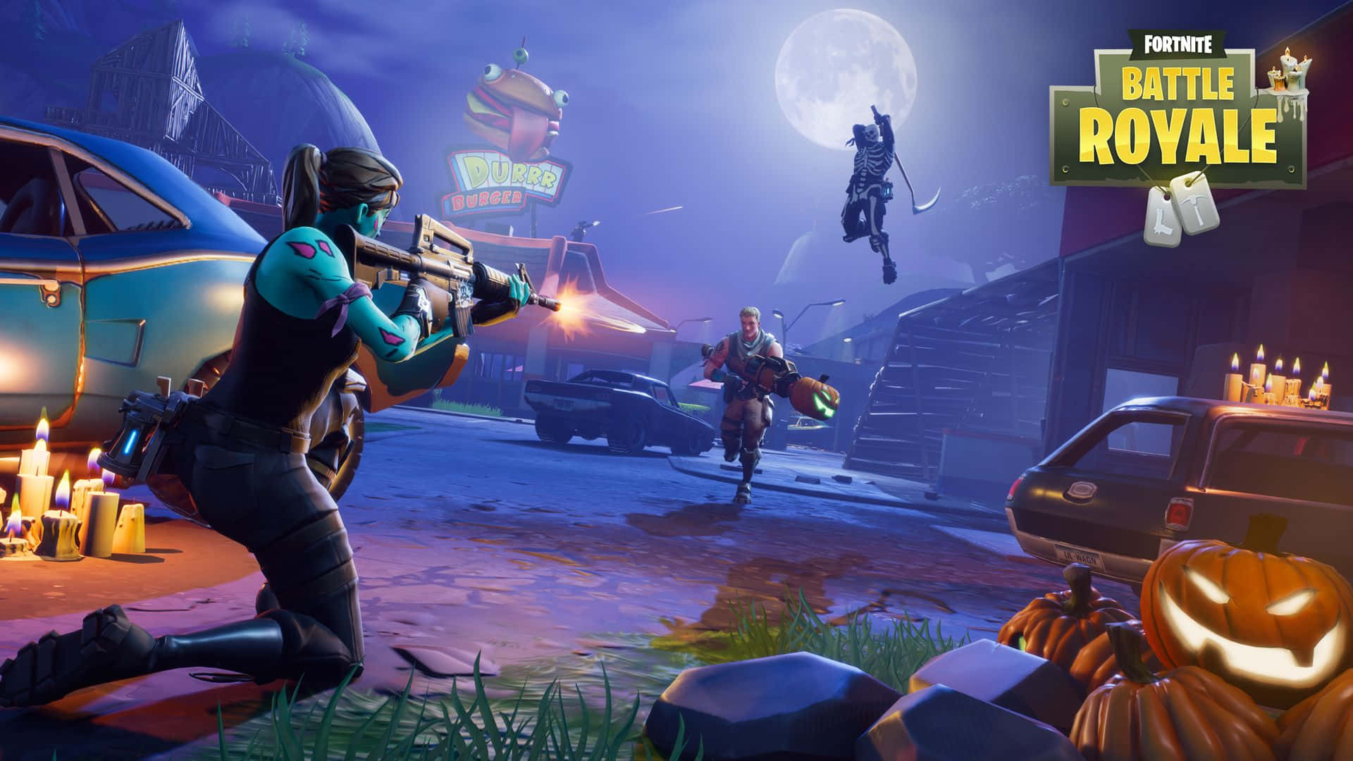 Fye No Skin Fortnite 桌布 壁紙 — 兩個Fortnite玩家在滿月下，於一條陰森恐怖、以萬聖節為主題的都市街道上戰鬥，周圍有發光的南瓜和蠟燭。