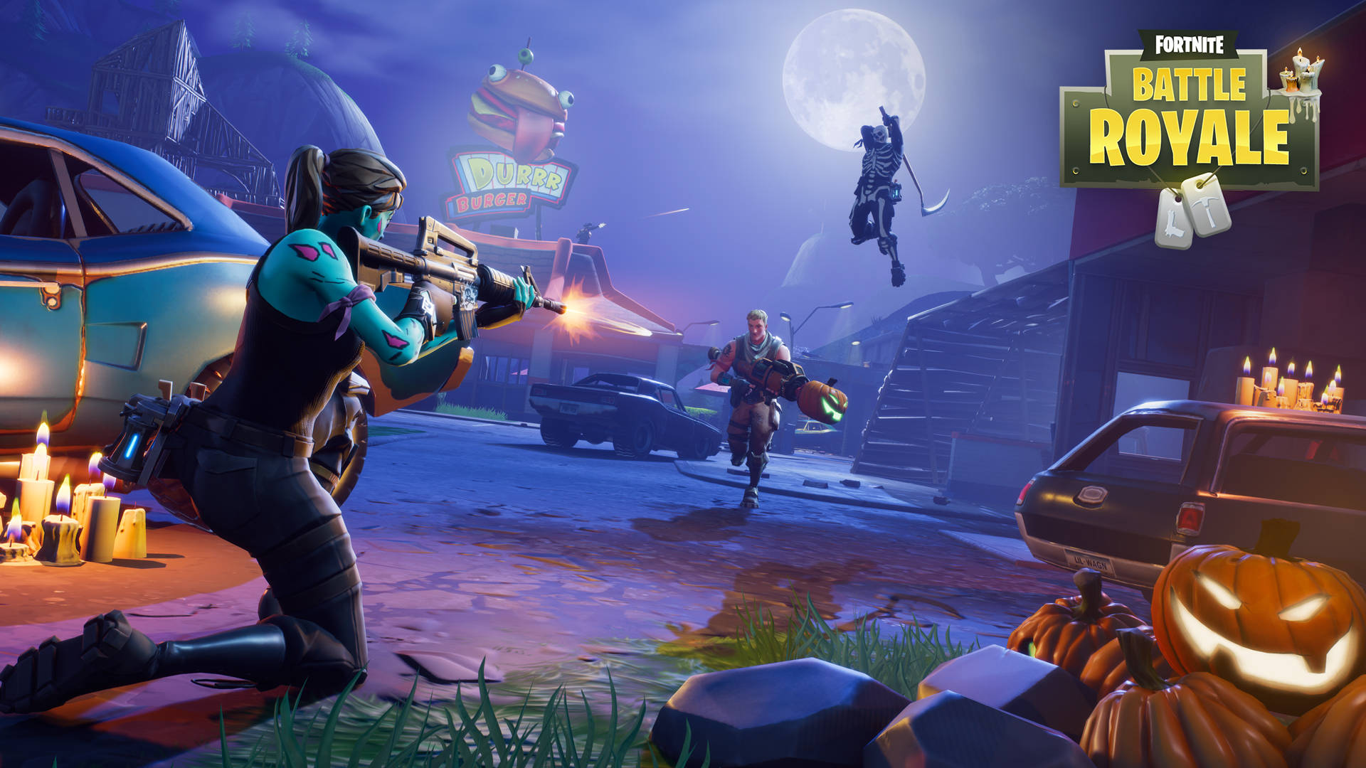 Fortnite Meme 桌布 壁紙 — 兩個Fortnite玩家在滿月下於一個有南瓜和發光蠟燭的恐怖萬聖節小鎮中戰鬥。