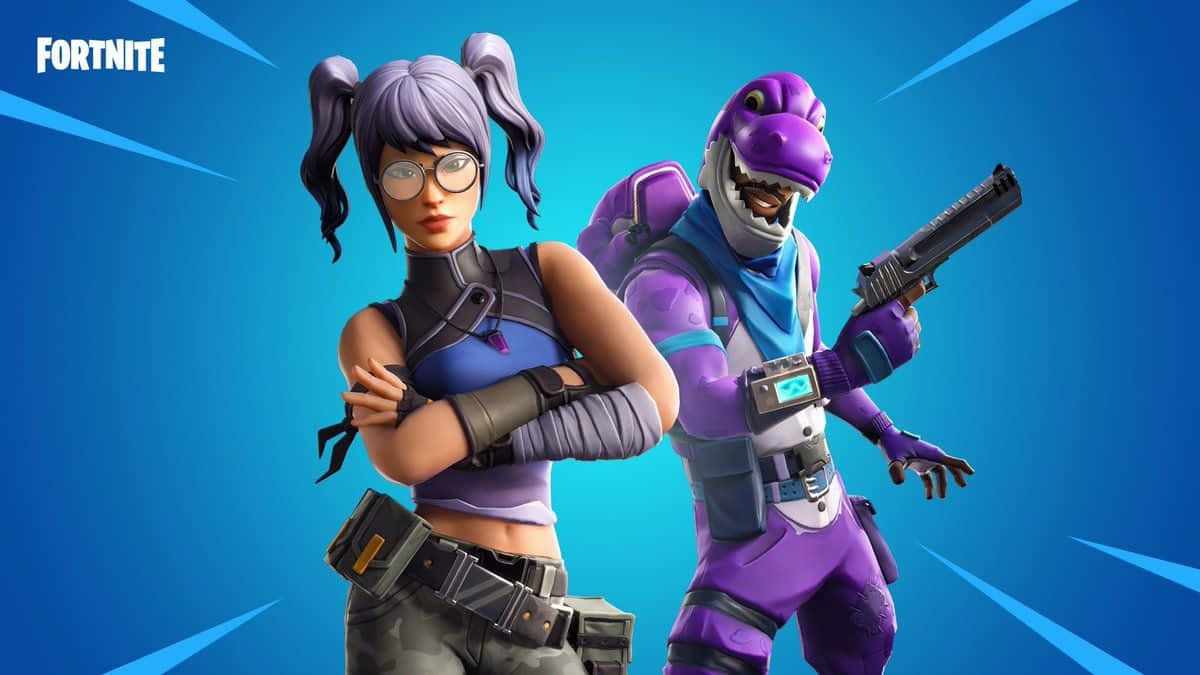 桌布 壁紙 — 兩個Fortnite角色，一個有紫色辮子的女孩和一隻穿著紫色裝備的恐龍，自信地站在帶有對角光線的藍色背景前。