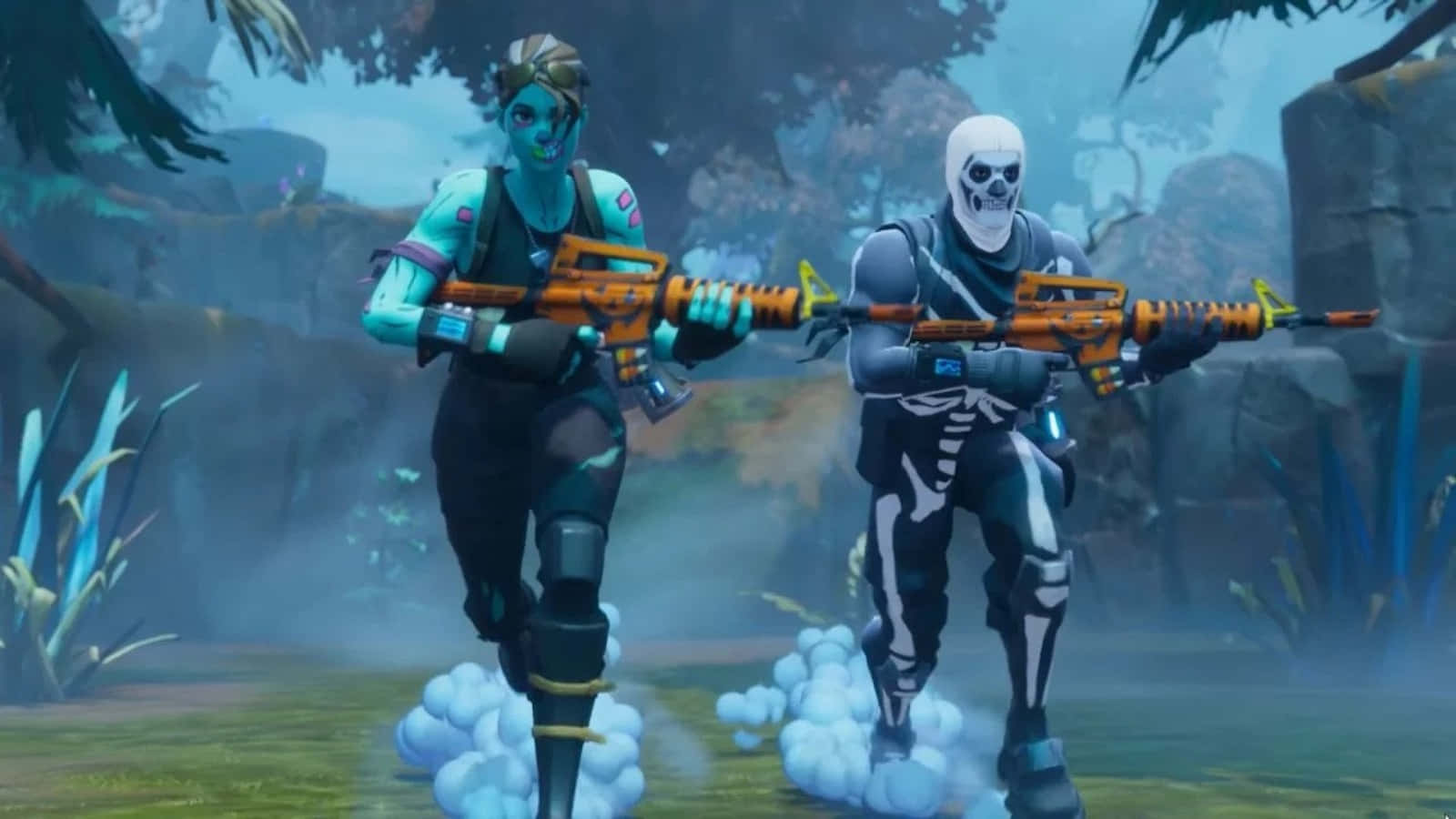 Fortnite Skins Battle Royale 桌布 壁紙 — 兩個Fortnite角色，一個殭屍和一個骷髏，穿著相配的裝備，帶著發光武器穿過迷霧叢林地形大步前進。