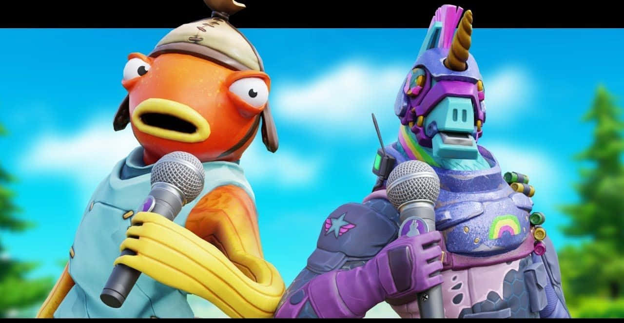 Fishstick 桌布 壁紙 — 兩個Fortnite角色，一條戴帽子的魚和一個戴獨角獸頭盔的人物，在藍天綠樹的背景下手持麥克風。