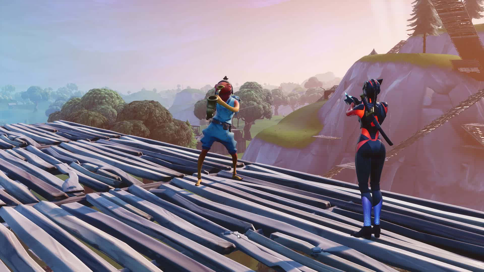 魚 桌布 壁紙 — 兩個Fortnite角色站在一座木橋上，俯瞰著沐浴在柔和日落光線中的丘陵景觀。