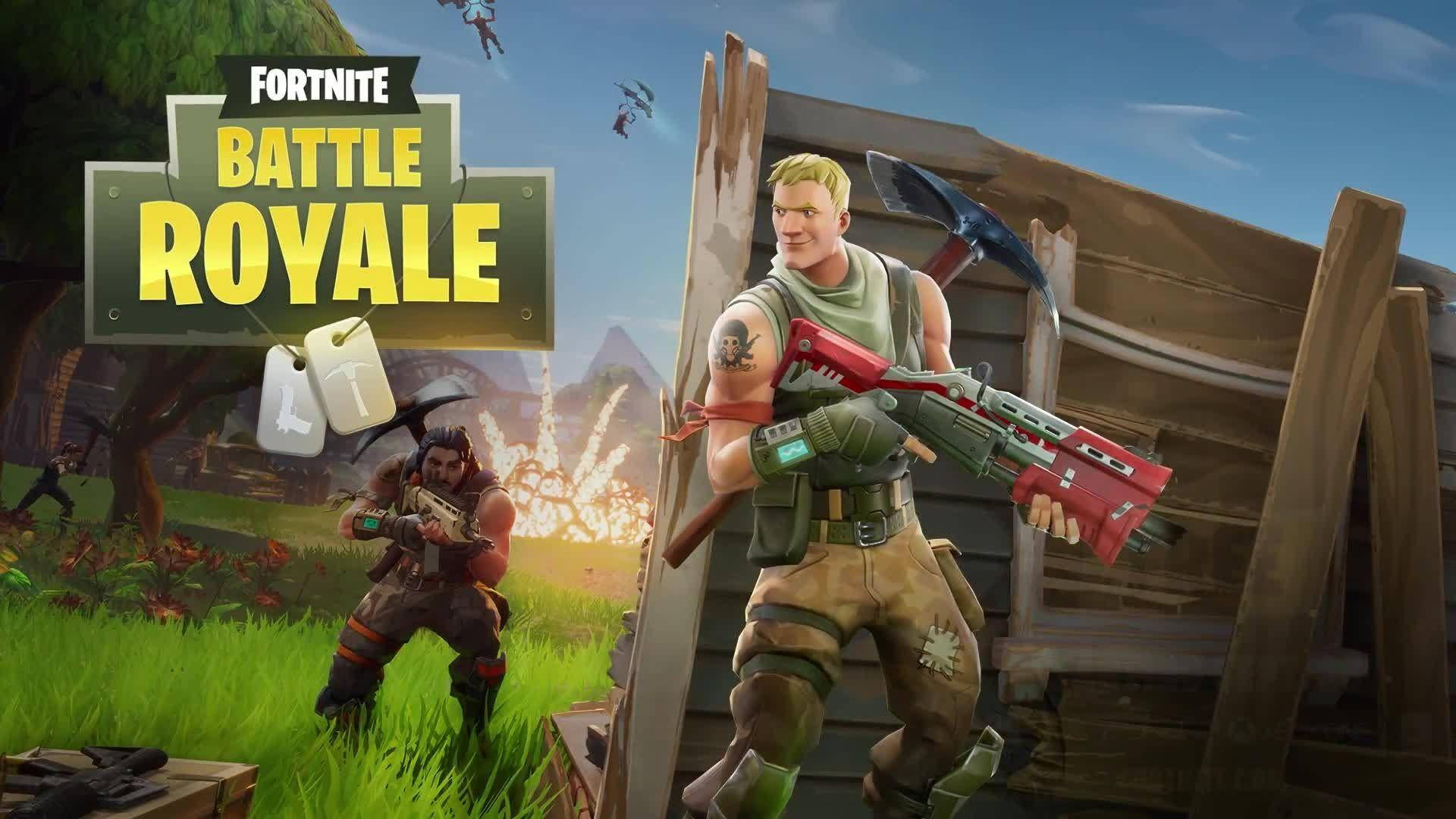 桌布 壁紙 — 兩個Fortnite角色身穿戰鬥裝備，在晴朗天空下，於有木結構和遠處爆炸的草地上戰場準備就緒。