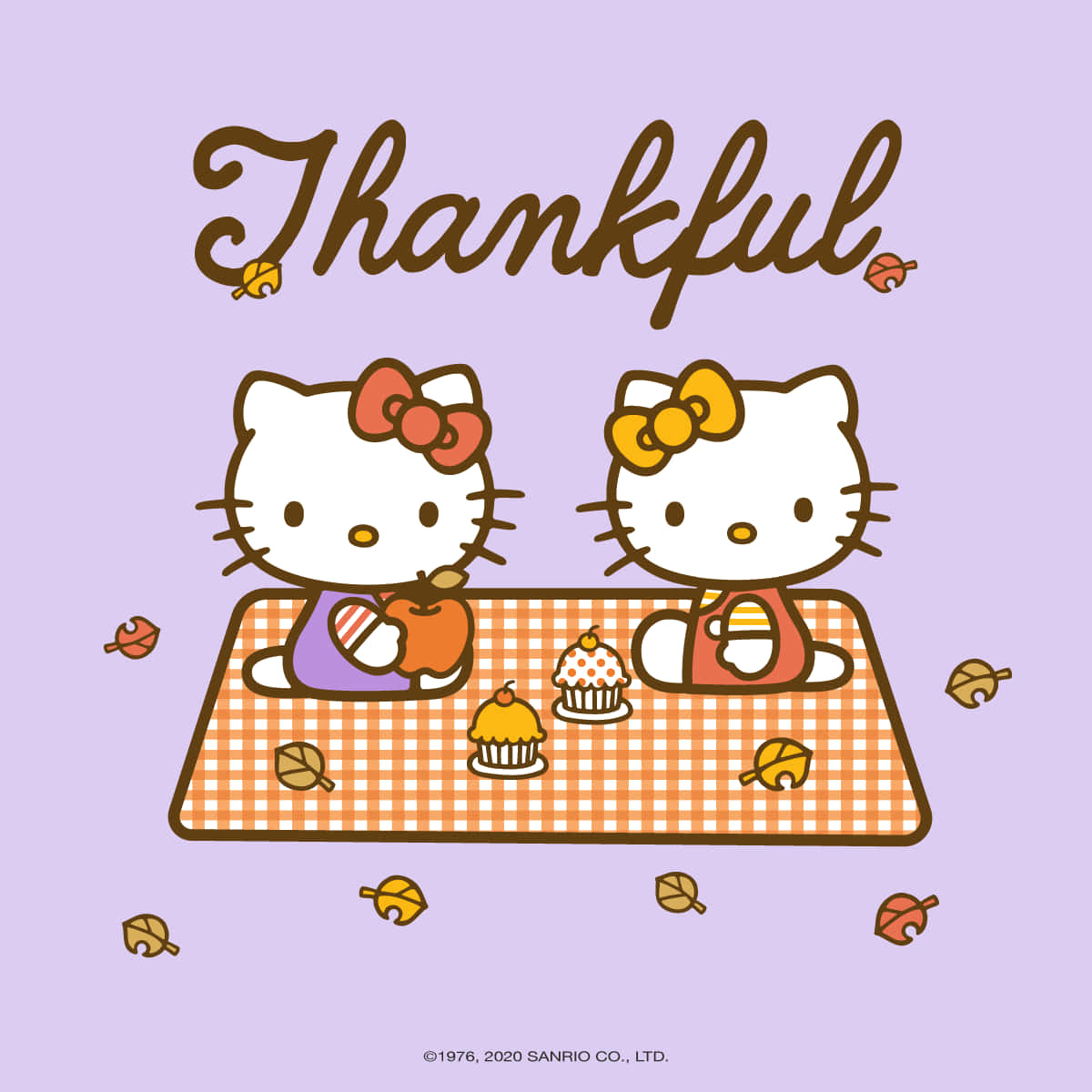 Hello Kitty Thanksgiving 桌布 壁紙 — 兩個Hello Kitty角色在柔和的紫色天空下，在格紋毯上享用舒適的秋季野餐，有杯子蛋糕和蘋果。