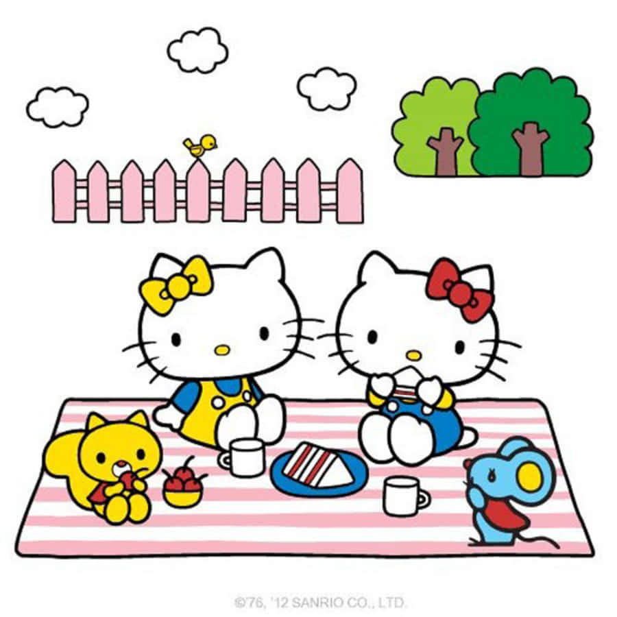 Mimmy White 桌布 壁紙 — 兩個Hello Kitty角色在簡單的天空、雲朵和樹木下，與朋友們在條紋毯子上享受愉快的野餐。