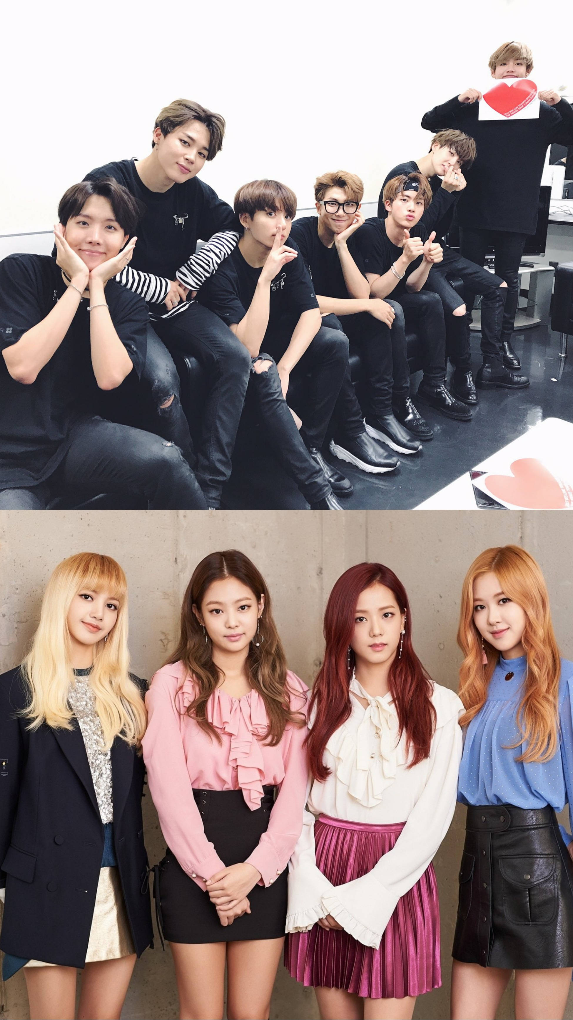 BTS 和 BLACKPINK 桌布 壁紙 — 兩個K-pop團體在攝影棚中擺姿勢，一個穿著黑色服裝並使用心形道具，另一個穿著色彩繽紛的協調服裝，背景為中性牆壁。