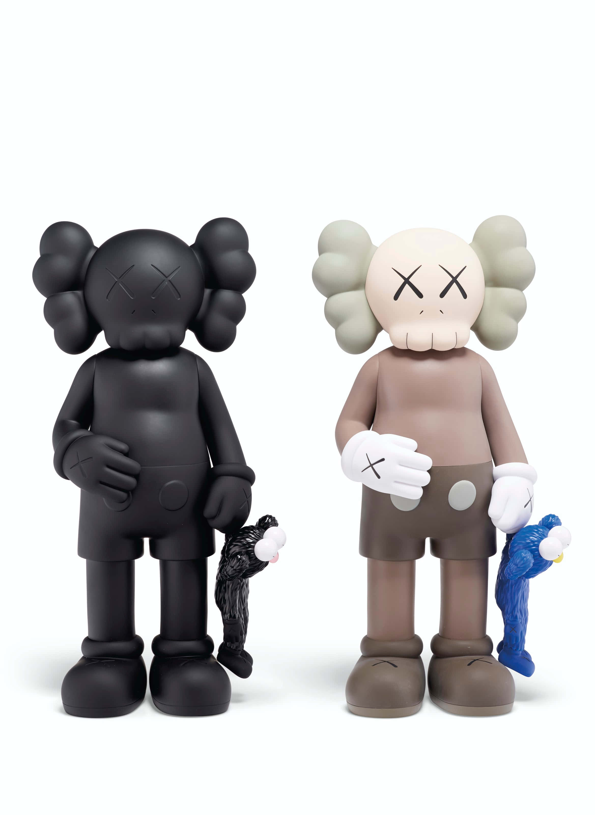 Kaws Bff 桌布 壁紙 — 兩個KAWS Companion公仔，一個黑色一個米色，並排站立，手持小型毛絨玩具，背景為純白色。