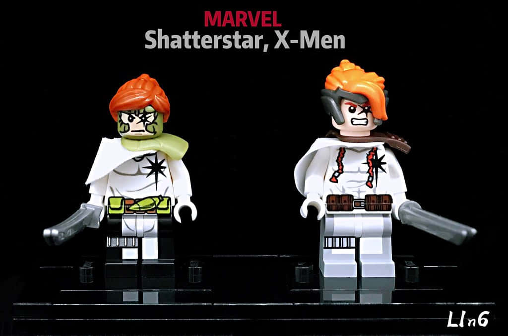 Shatterstar 桌布 壁紙 — 兩個LEGO Marvel Shatterstar人偶並排站在黑色反光表面上，背景為深色。