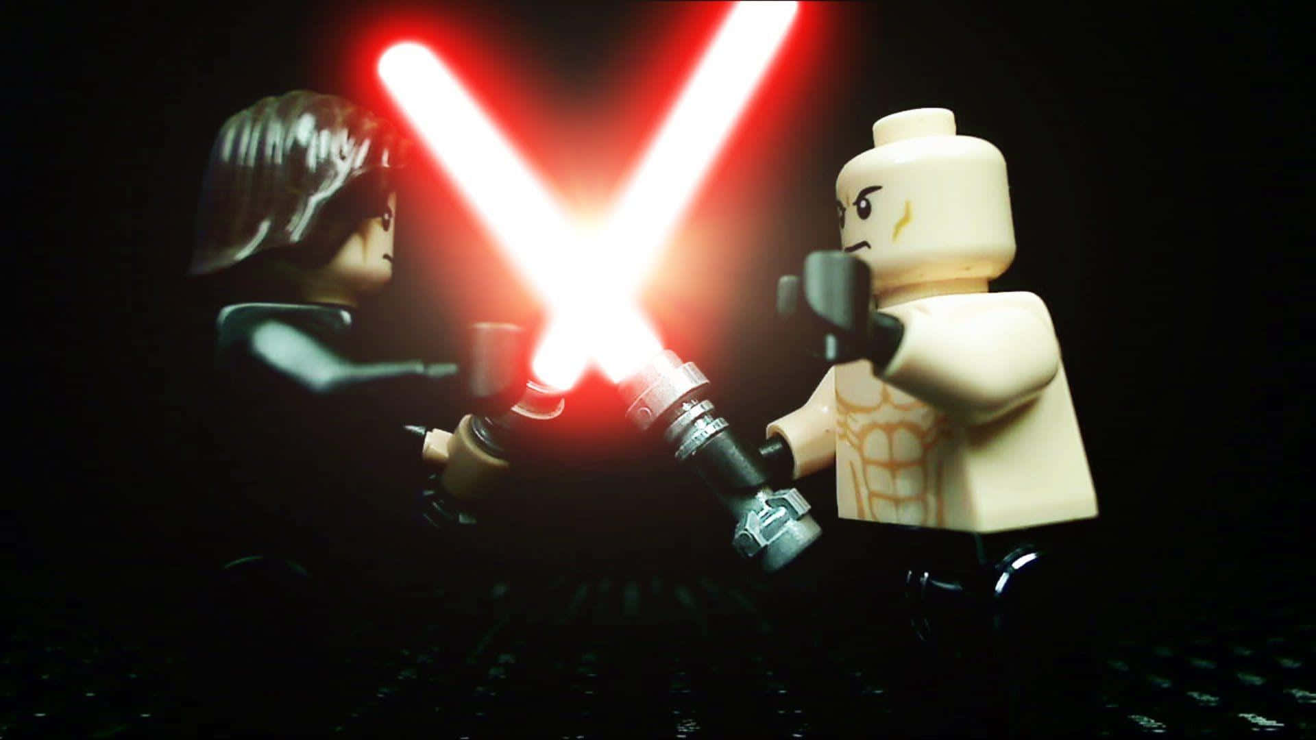 Lightsaber Duels 桌布 壁紙 — 兩個LEGO 星際大戰人偶在黑暗背景下進行一場戲劇性的紅色光劍決鬥。