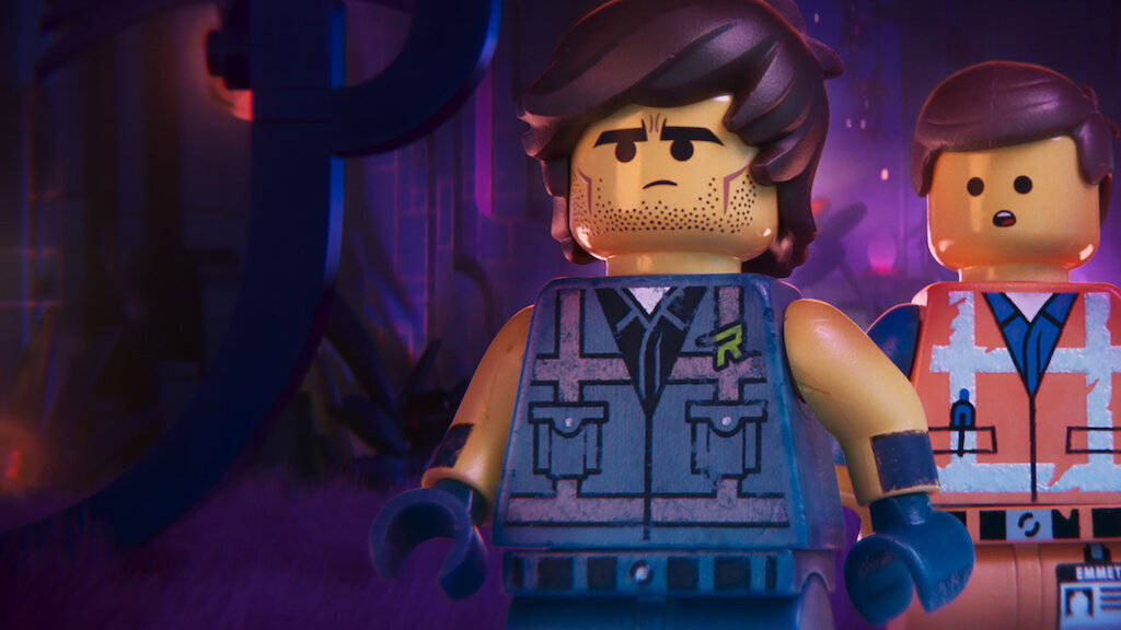 樂高 桌布 壁紙 — 兩個LEGO人偶站在一個燈光昏暗、帶有紫色和藍色霓虹燈的未來風格場景中。