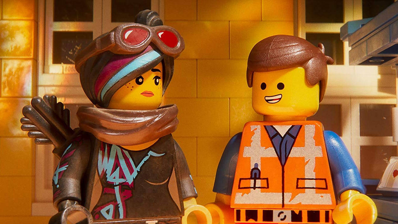 樂高 桌布 壁紙 — 兩個LEGO角色並排站在一個光線溫暖的室內環境中，有磚牆和窗框。