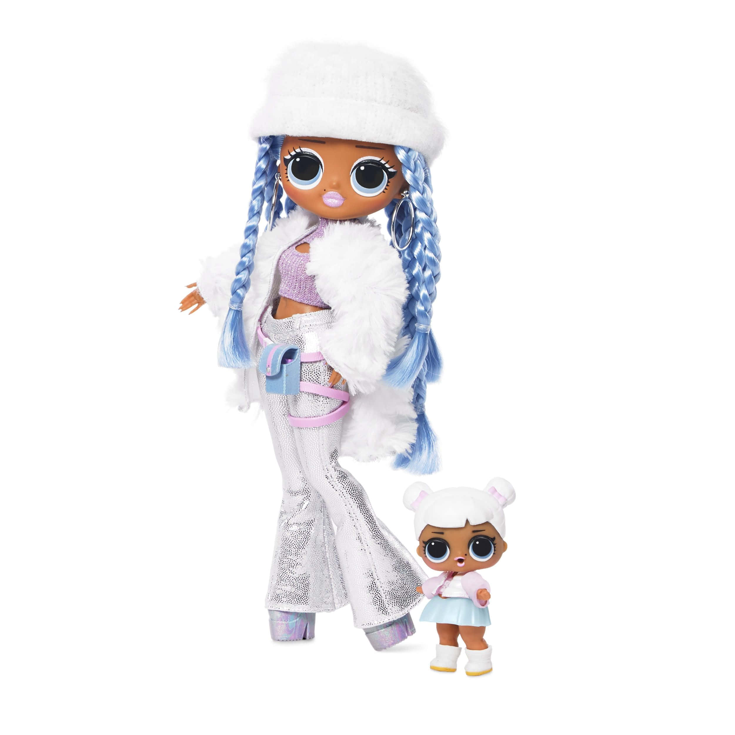 Lol Doll 桌布 壁紙 — 兩個LOL Surprise娃娃，一個高大有藍色辮子和白色毛皮大衣，另一個小巧有白髮和熊耳朵，站在白色背景前。