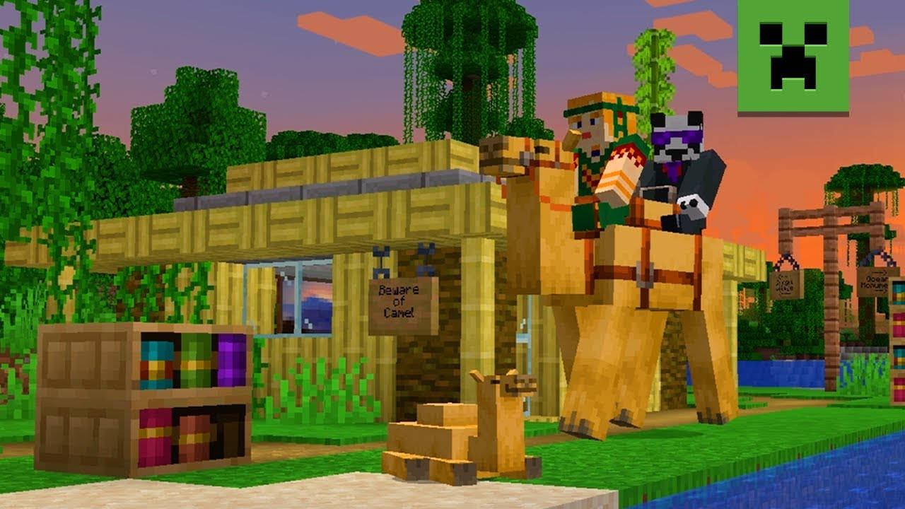 兩個Minecraft玩家騎著駱駝經過一個駱駝市場攤位，背景是日落。