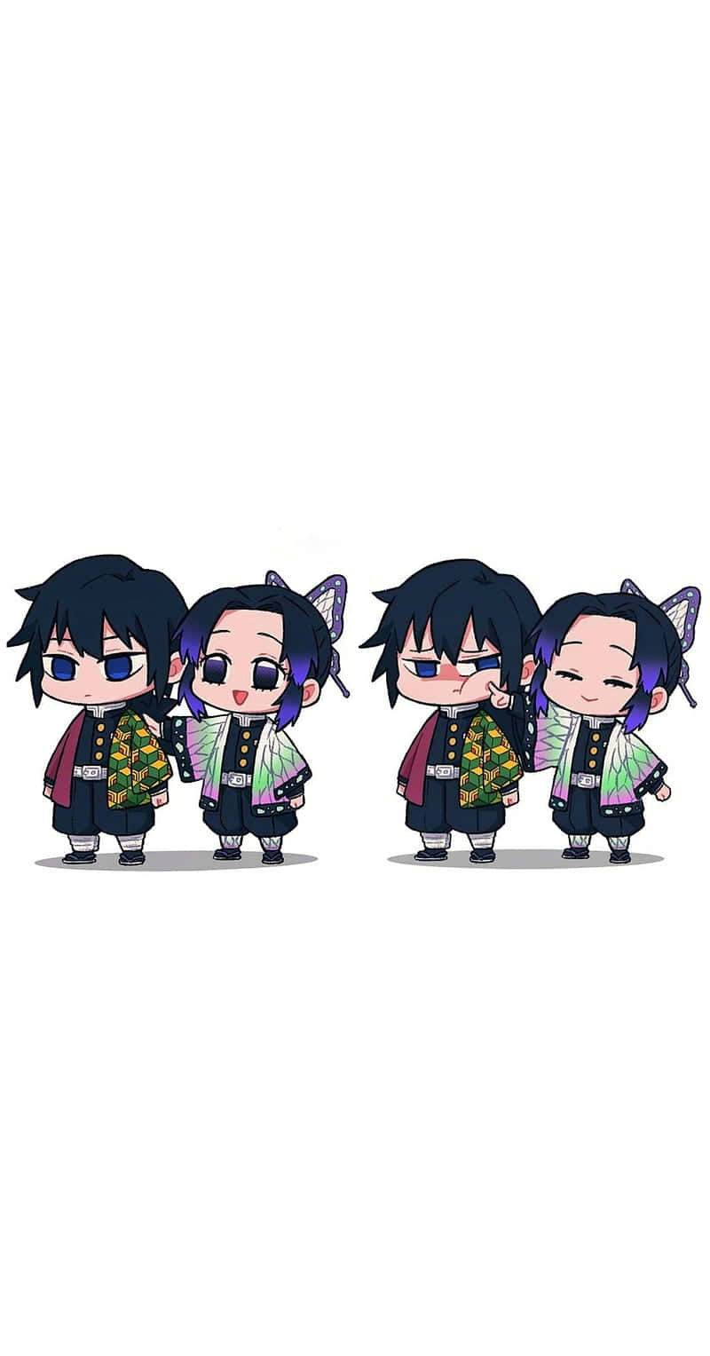 Shinobu Kocho 桌布 壁紙 — 兩個Q版動漫角色穿著鬼滅之刃制服，在純白色背景前並排站立，表情俏皮。