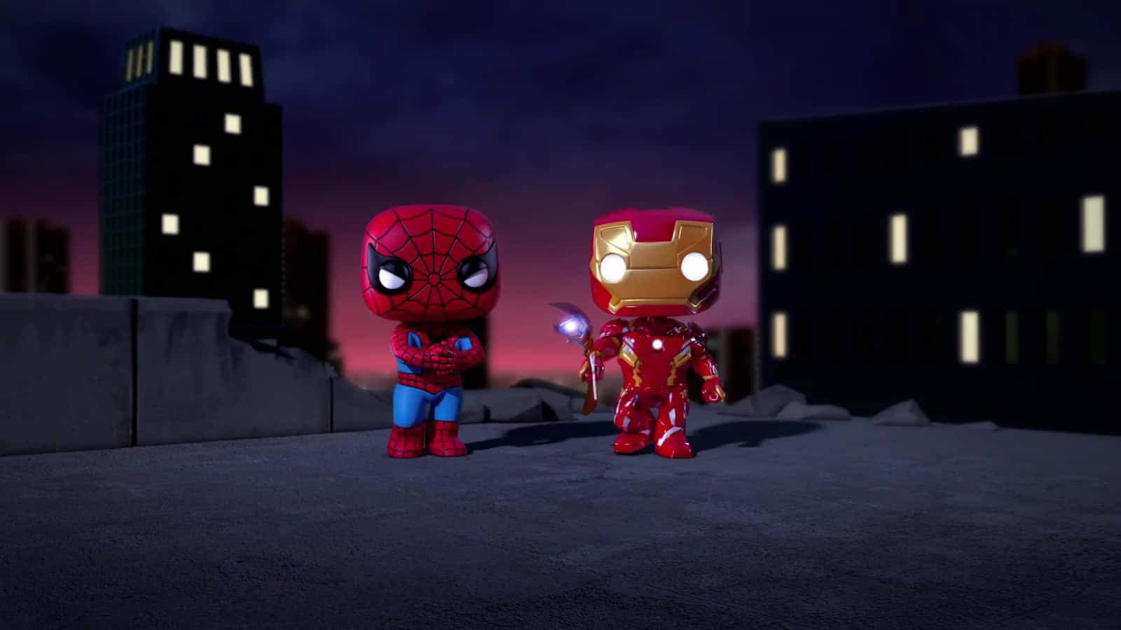 Iron Man Bobbleheads 桌布 壁紙 — 兩個Q版超級英雄角色在黃昏時分站在屋頂上，背景是城市天際線和發光的窗戶。