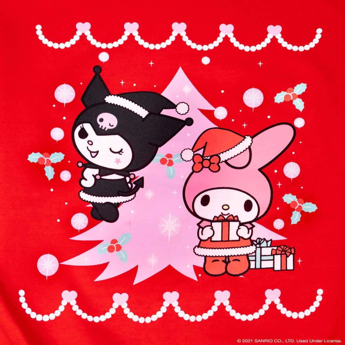 Kuromi Christmas 桌布 壁紙 — 兩個Sanrio角色Kuromi和My Melody穿著節日服裝，站在一棵粉紅色聖誕樹旁邊，背景是鮮紅色，點綴著冬青和雪花。