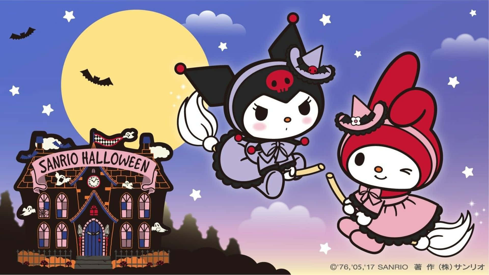 Kuromi Halloween 桌布 壁紙 — 兩個Sanrio角色在滿月下騎著掃帚飛過一個恐怖的萬聖節鬼屋。
