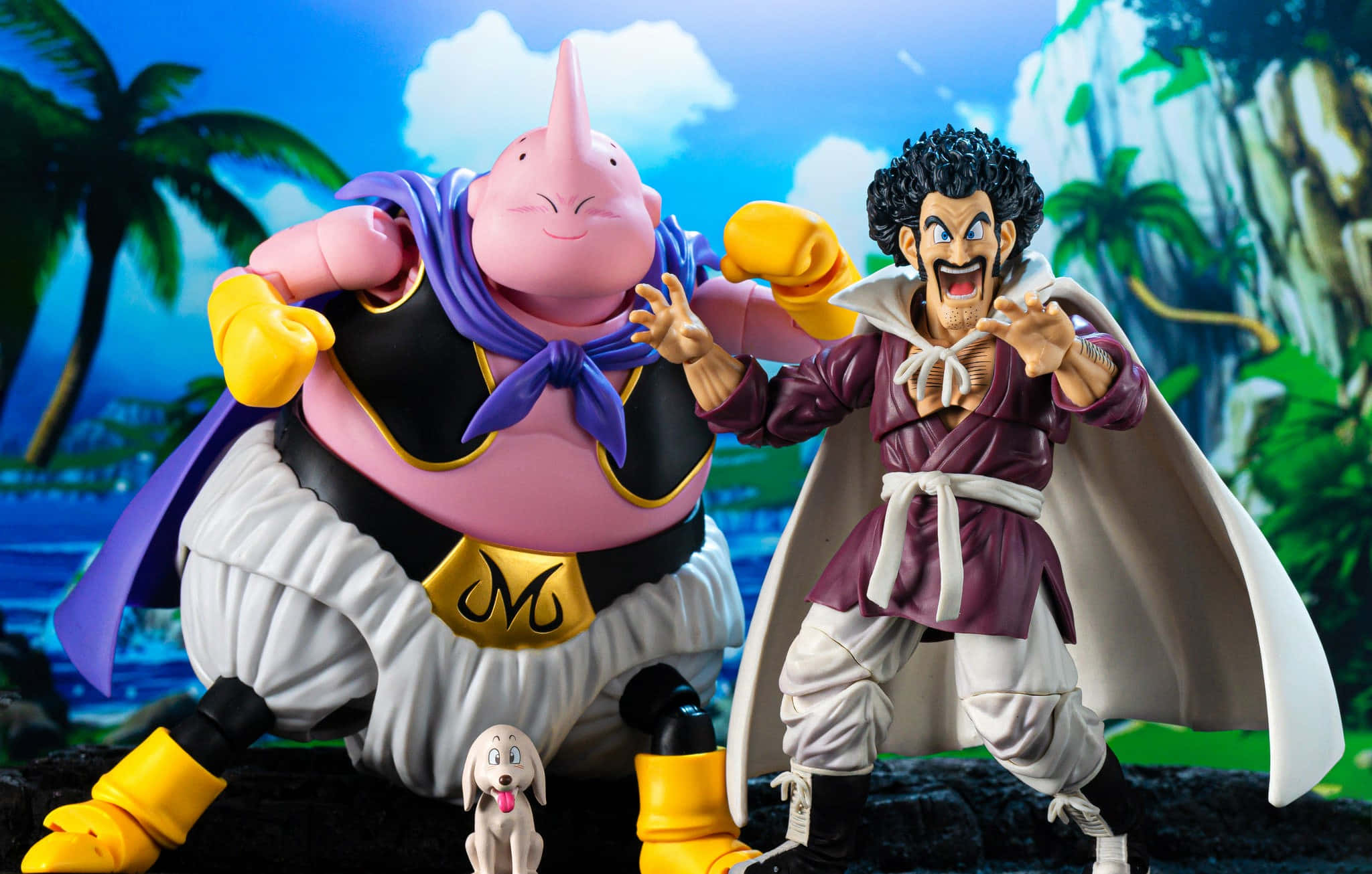 Hercule Satan 桌布 壁紙 — 兩個七龍珠公仔魔人普烏和天津飯在熱帶背景中，有棕櫚樹和懸崖，動態地擺出姿勢。