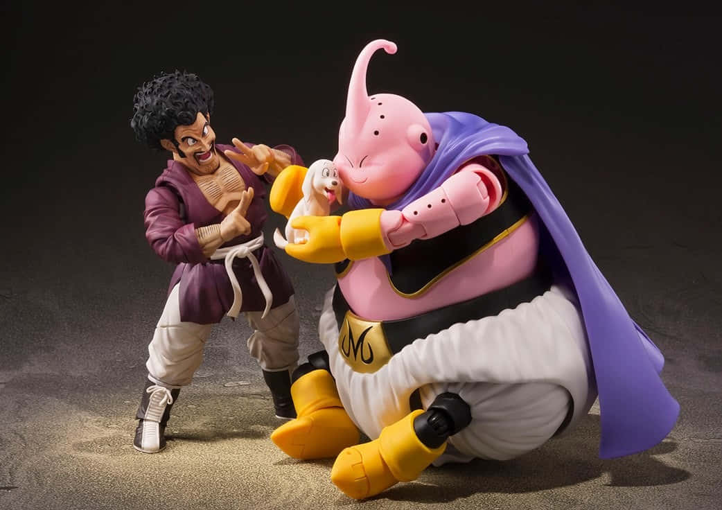 Hercule Satan 桌布 壁紙 — 兩個七龍珠動作人偶在沙地上以深色背景襯托下動態擺姿勢。