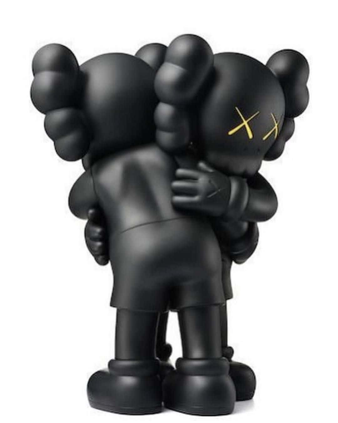 Kaws Bff 桌布 壁紙 — 兩個亮面黑色KAWS公仔緊緊擁抱，其中一個在純白背景上有發光的黃色X眼睛。