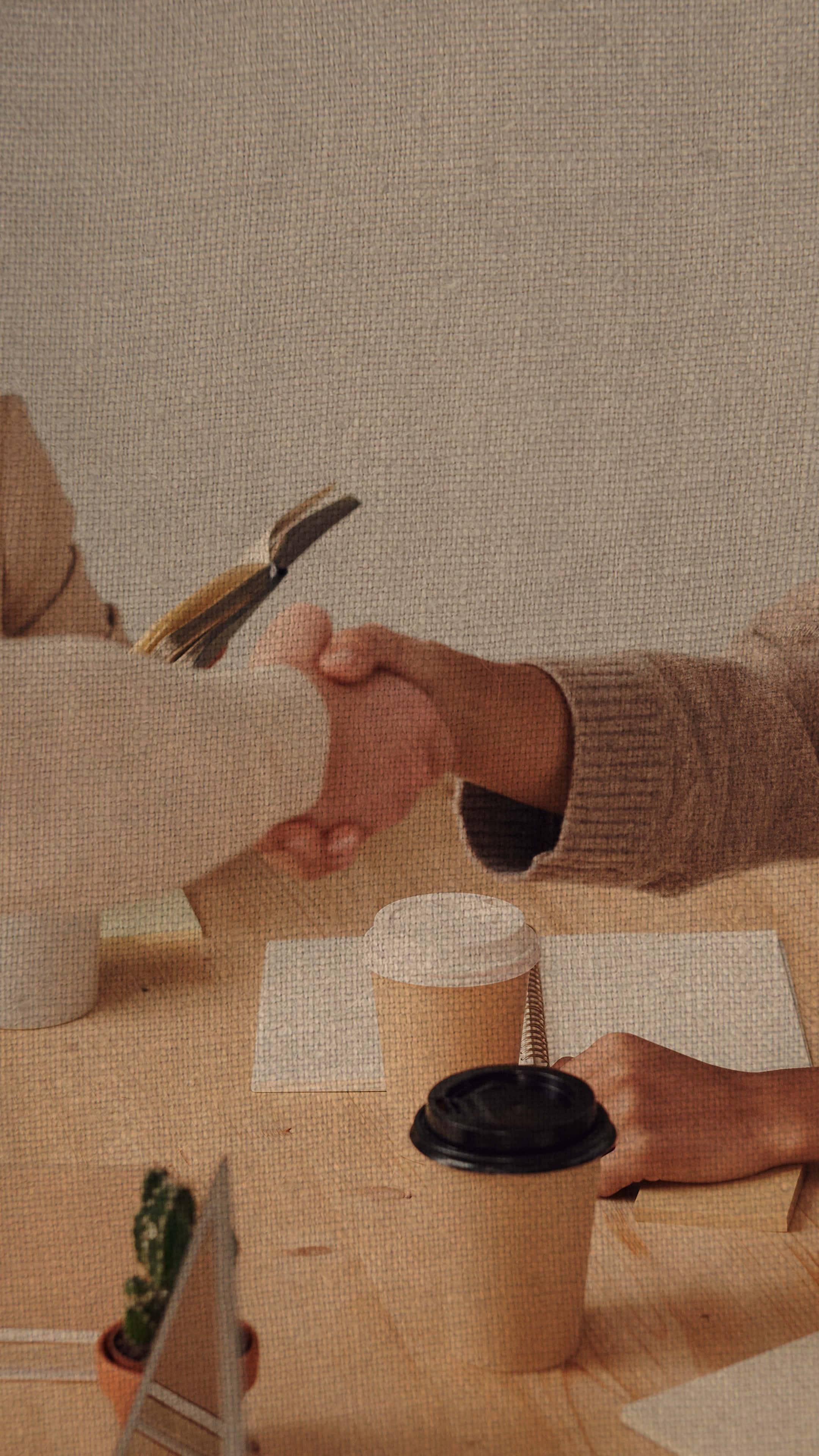 人物 桌布 壁紙 — 兩個人在一張木桌上握手，桌上放著咖啡杯和一個小仙人掌，環境舒適溫馨。