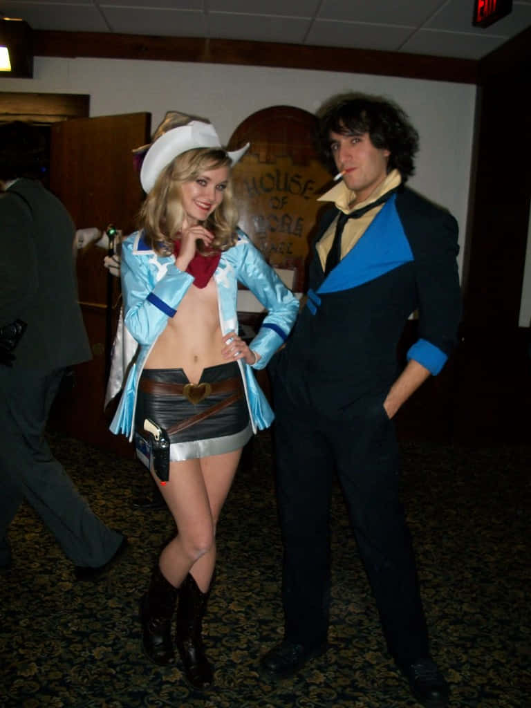 Cowboy Bebop Judy 桌布 壁紙 — 兩個人在室內擺出角色扮演姿勢，一個打扮成女牛仔，另一個打扮成抽煙的賭徒。