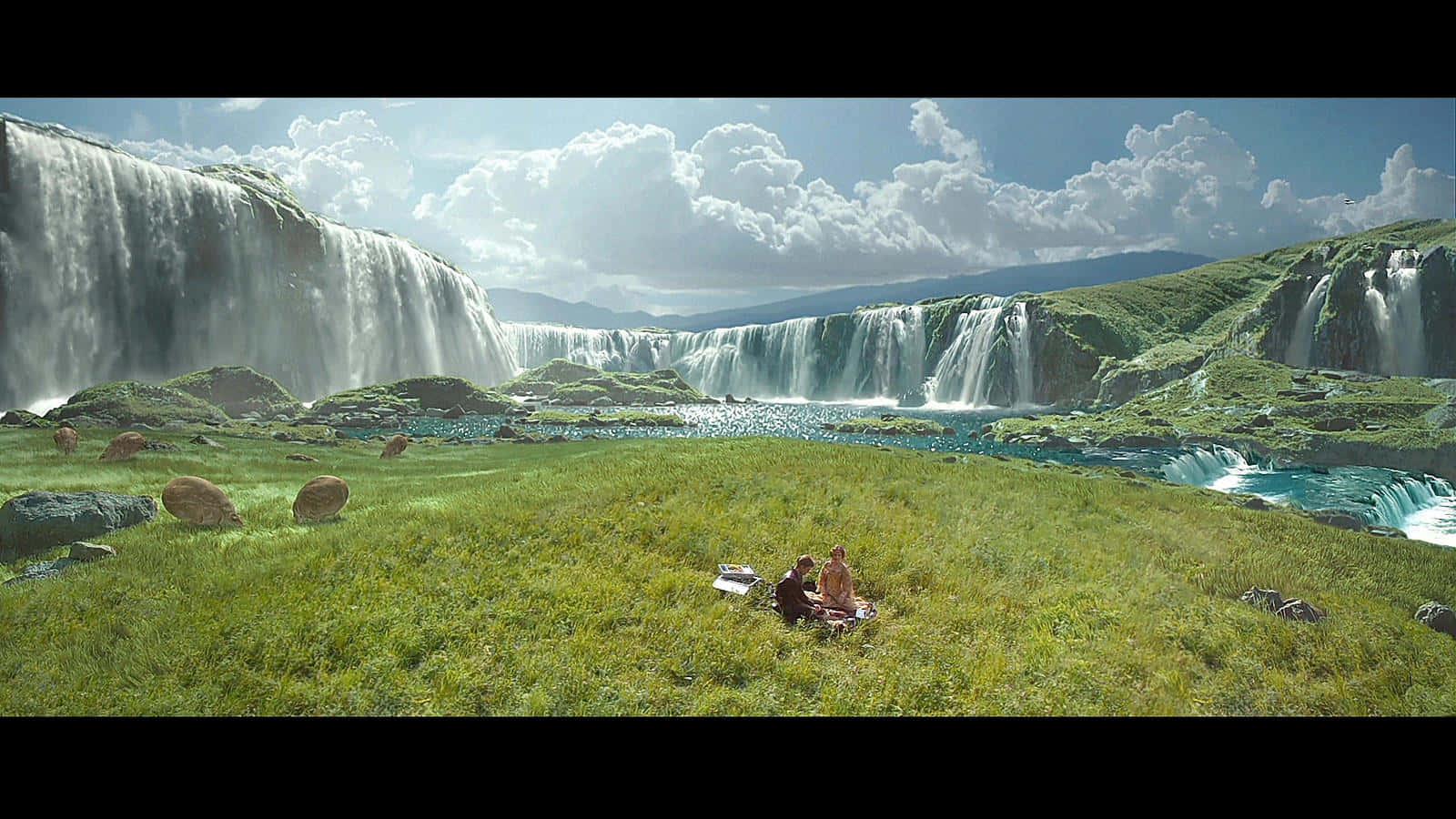 Naboo 桌布 壁紙 — 兩個人在明亮的陰天下，在草地上的巨大瀑布前野餐。