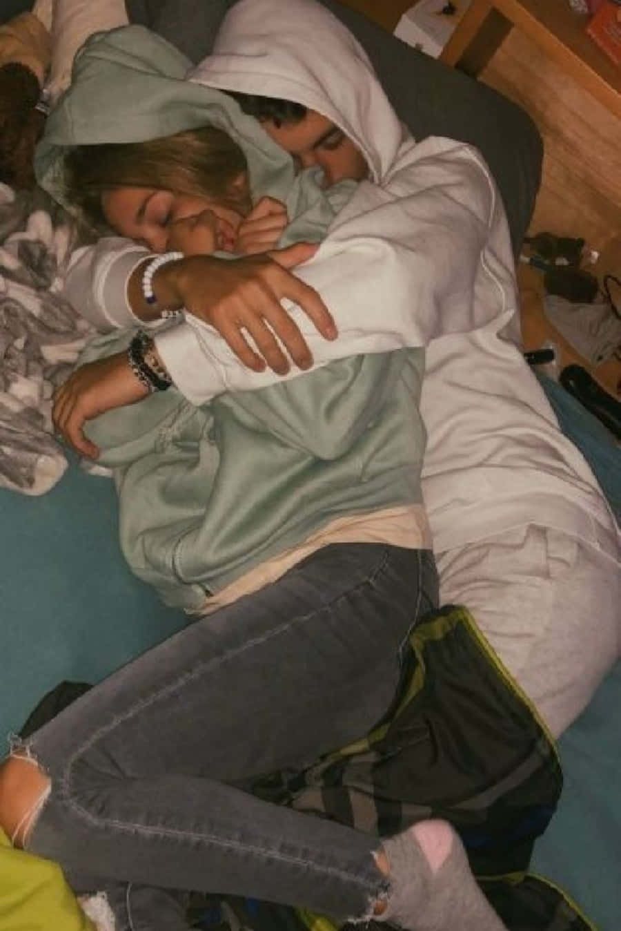 Cute Boyfriend 桌布 壁紙 — 兩個人在有毛毯和枕頭的床上依偎入睡，營造舒適的室內環境。