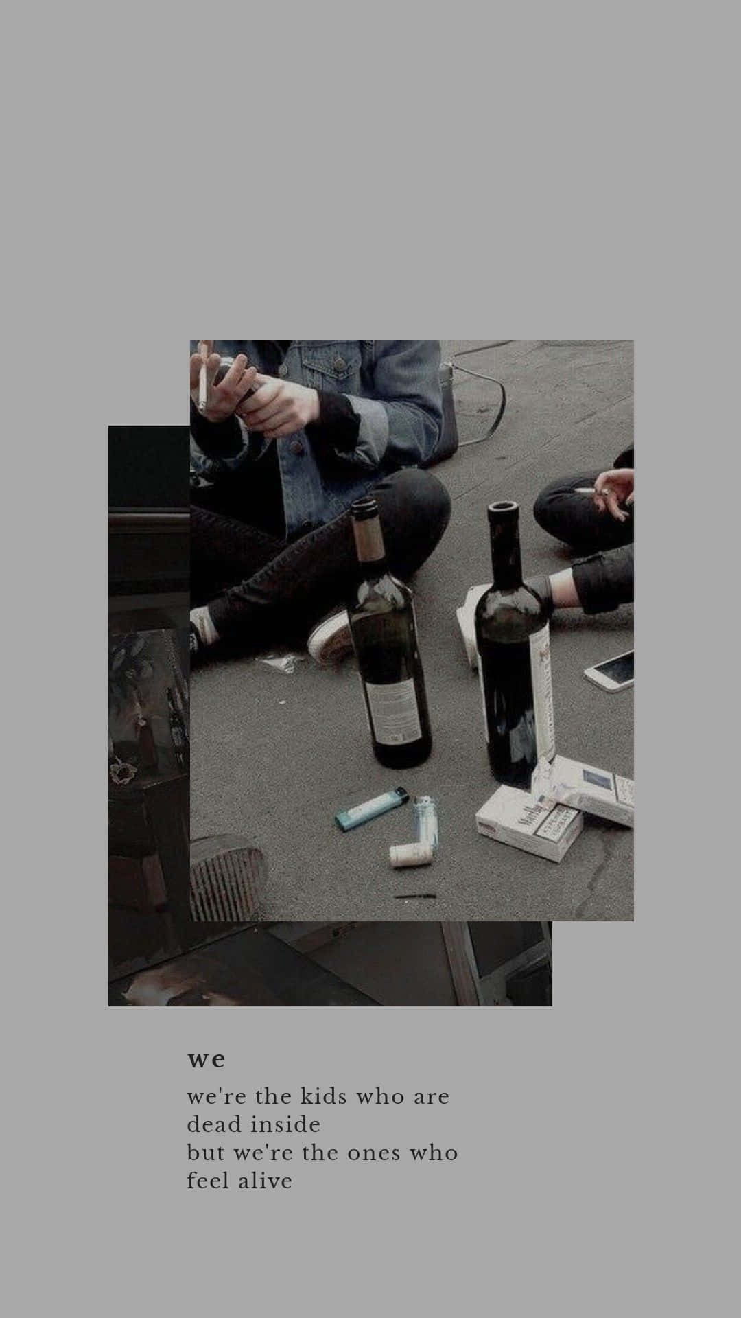 Edgy 桌布 壁紙 — 兩個人坐在人行道上，周圍是空酒瓶、香煙和手機，呈現出一個粗糙的城市場景。