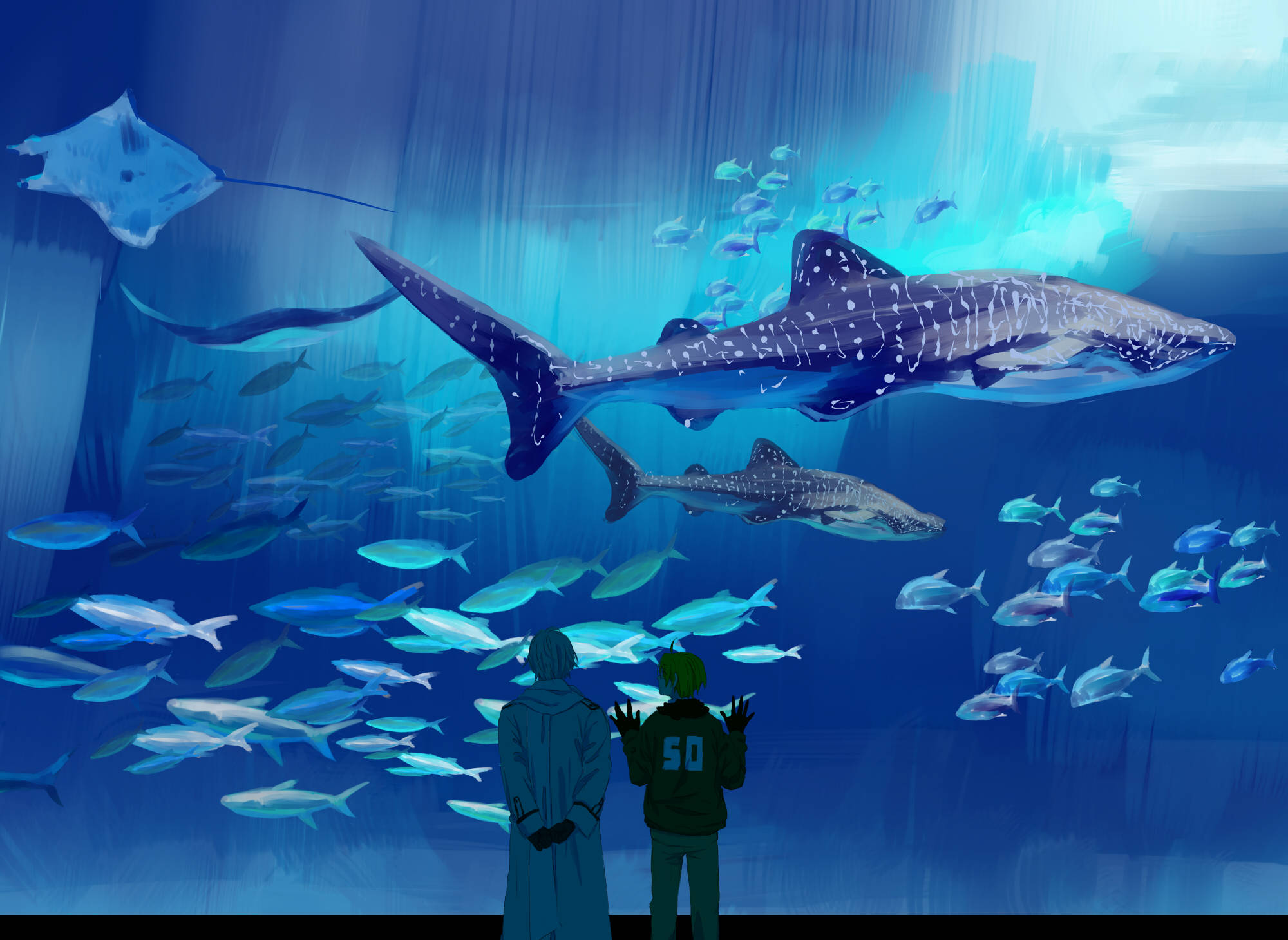 Aquarium 桌布 壁紙 — 兩個人影敬畏地凝視著一條巨大的鯨鯊和一群魚在廣闊的藍色水族箱中游動。