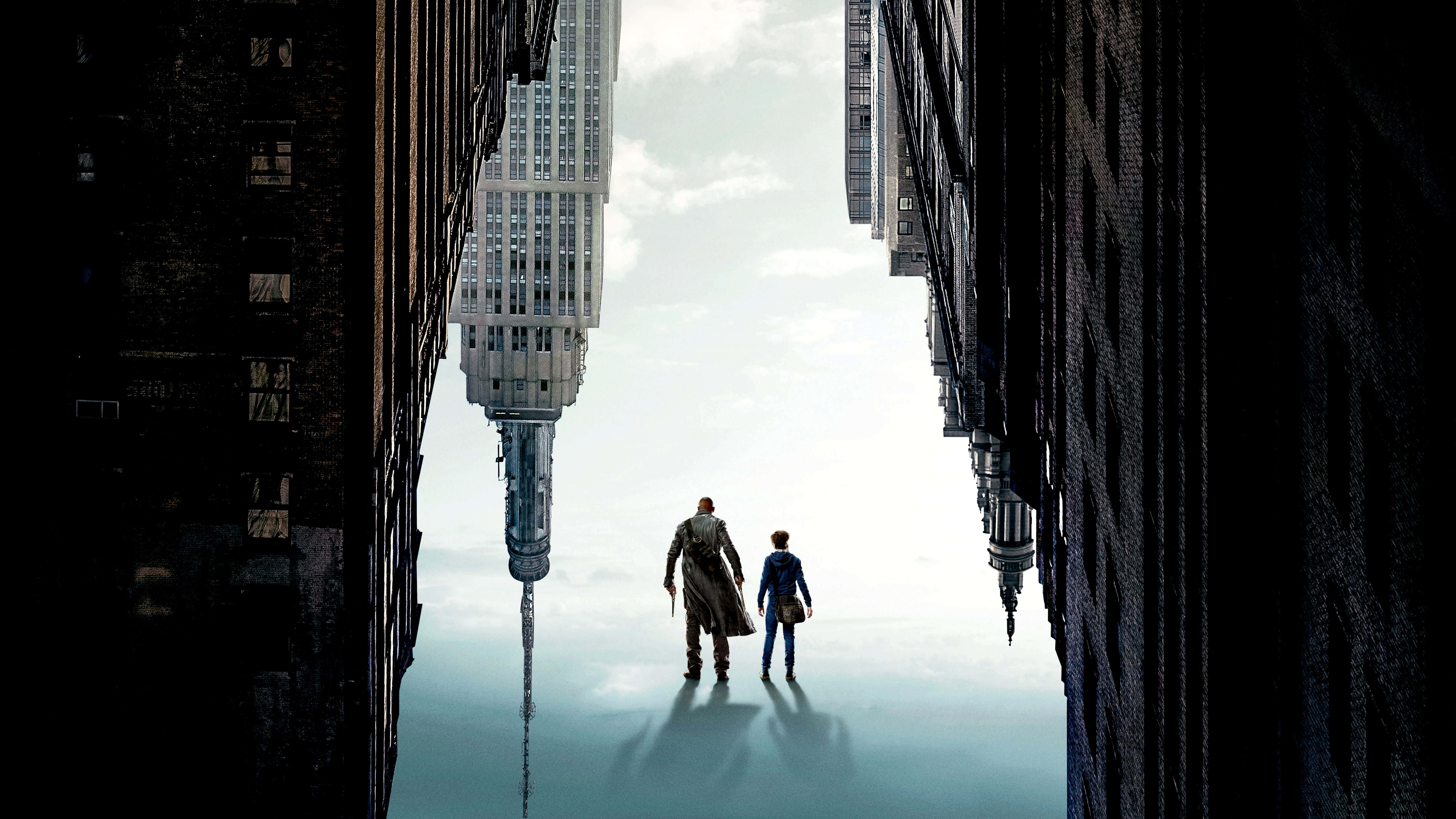 Dark Tower 桌布 壁紙 — 兩個人影走向一座高聳的摩天大樓，其倒影映照在黑暗城市建築之間的超現實天空中。