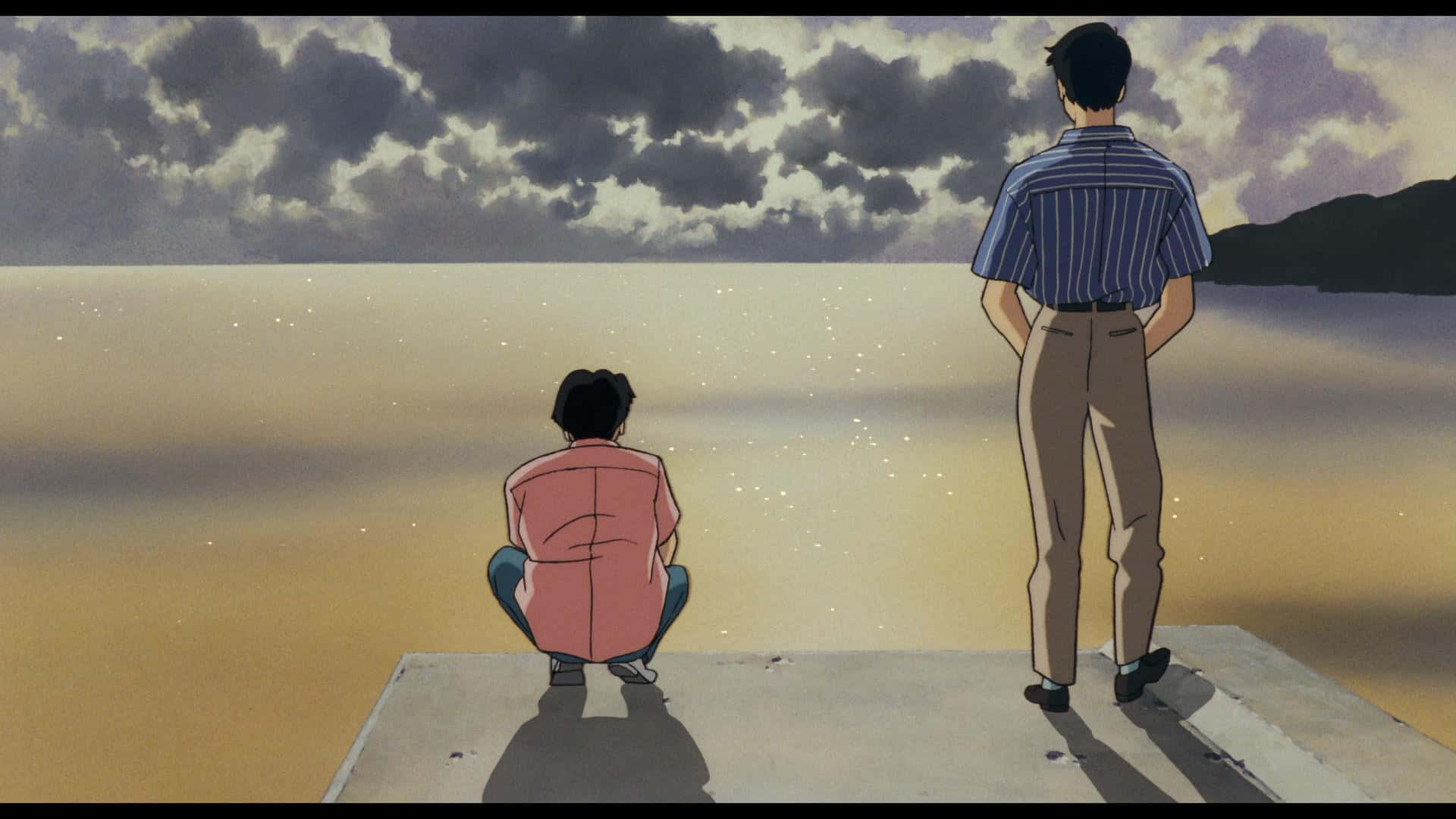 Studio Ghibli Ocean Waves 桌布 壁紙 — 兩個人物，一個坐著一個站著，凝視著廣闊平靜的大海，天空佈滿厚重的雲層。