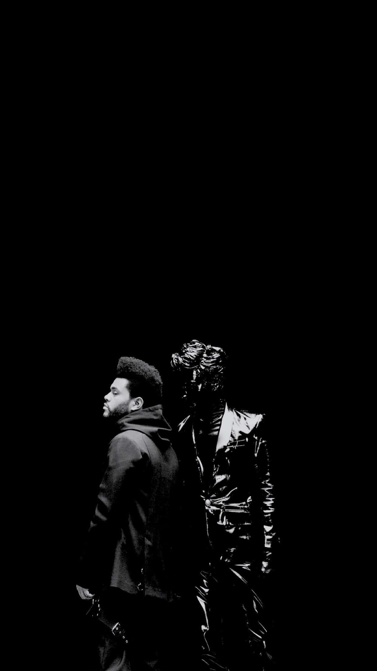 The Weeknd After Hours 桌布 壁紙 — 兩個人物以鮮明的黑白剪影站在虛空中，一個穿著深色外套，另一個穿著閃亮有質感的服裝。