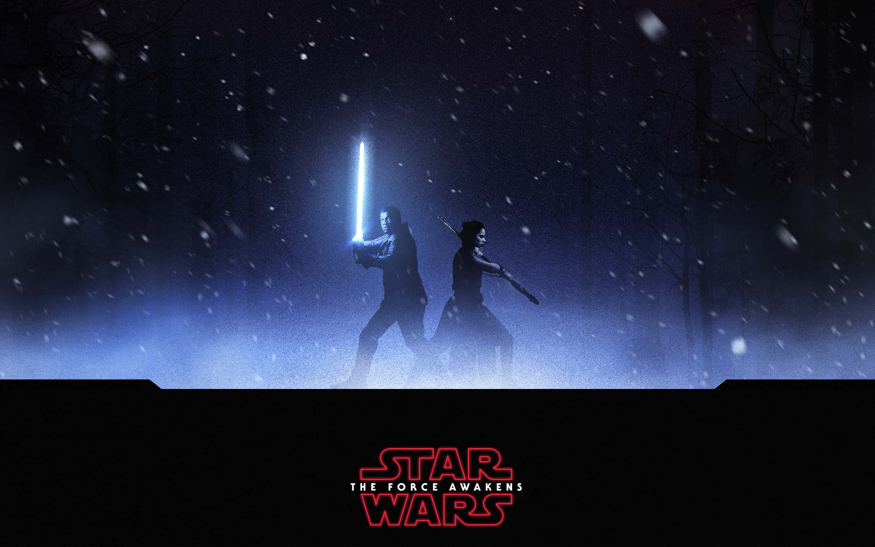 Rey Star Wars 桌布 壁紙 — 兩個人物在夜晚黑暗的森林中，在飄雪下用發光的藍色光劍決鬥。