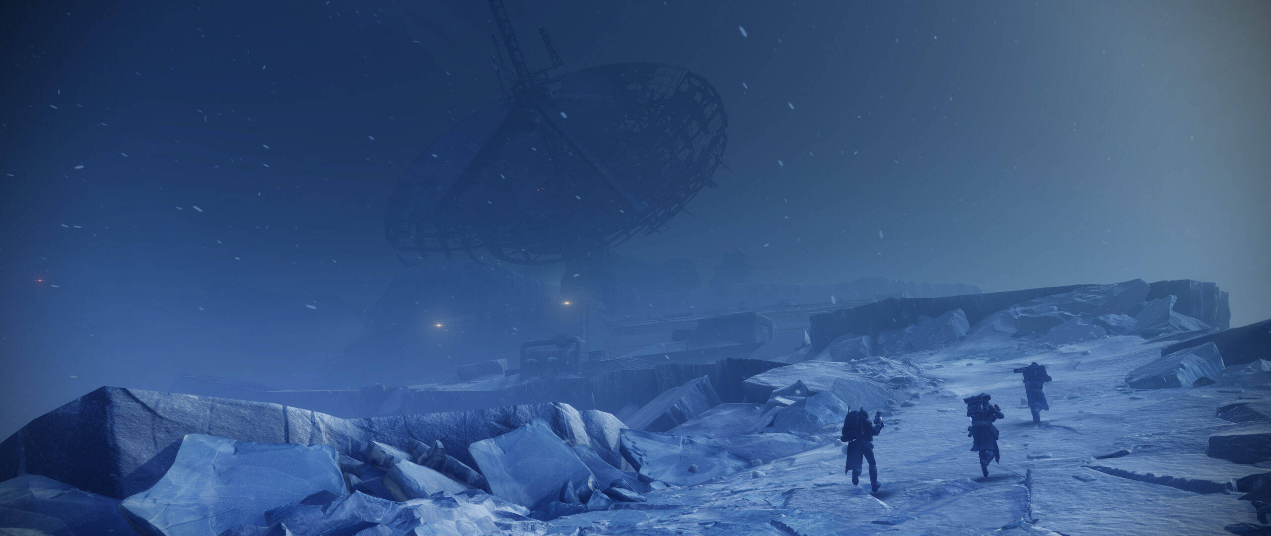 Destiny 2 桌布 壁紙 — 兩個人物在寒冷的藍色暮色中，穿越一個被雪覆蓋的外星景觀，下方是一個巨大的破損衛星。