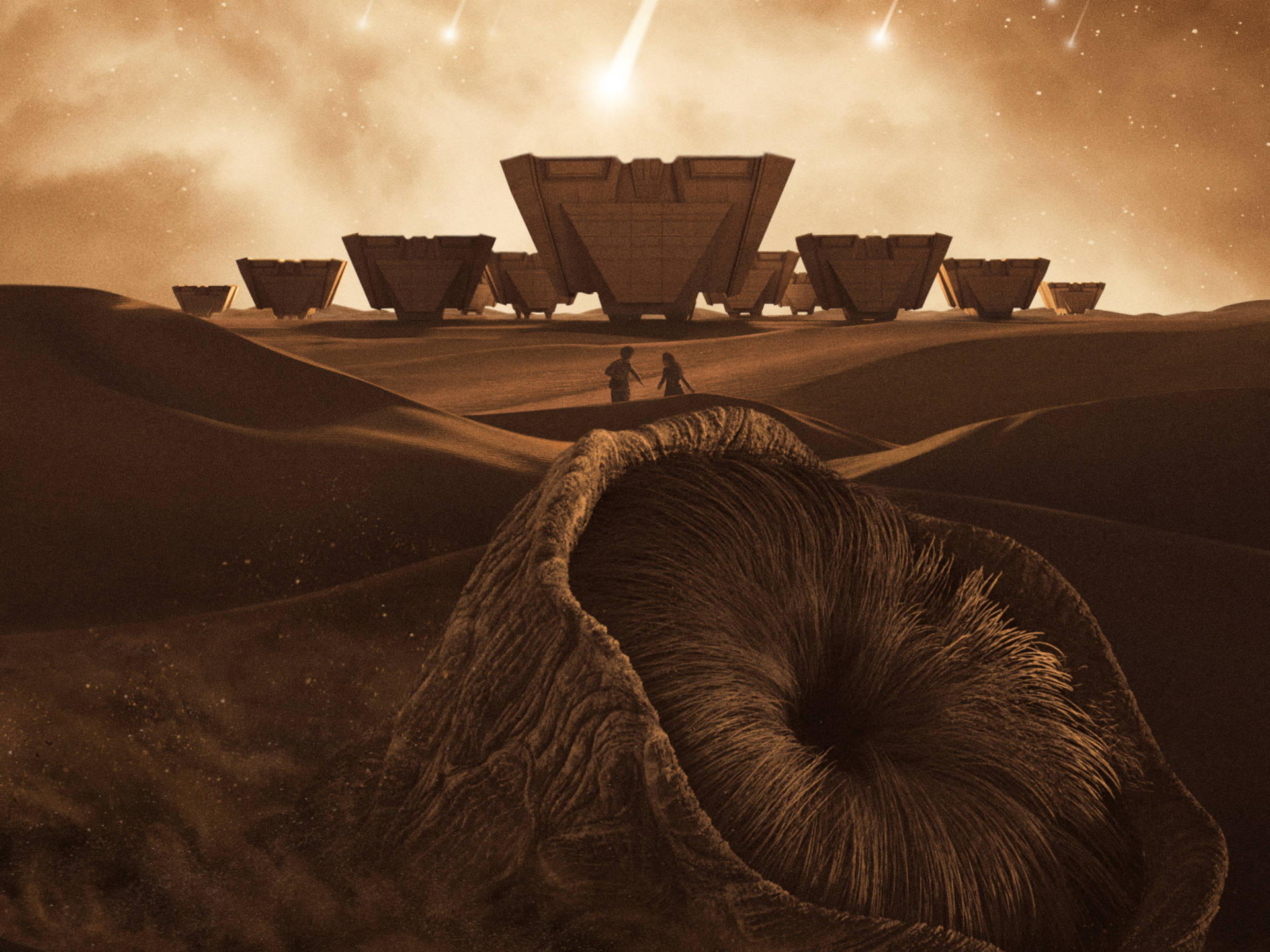 Dune 2021 桌布 壁紙 — 兩個人物在沙漠景觀上，流星墜落的星空下，走向古老的幾何結構。