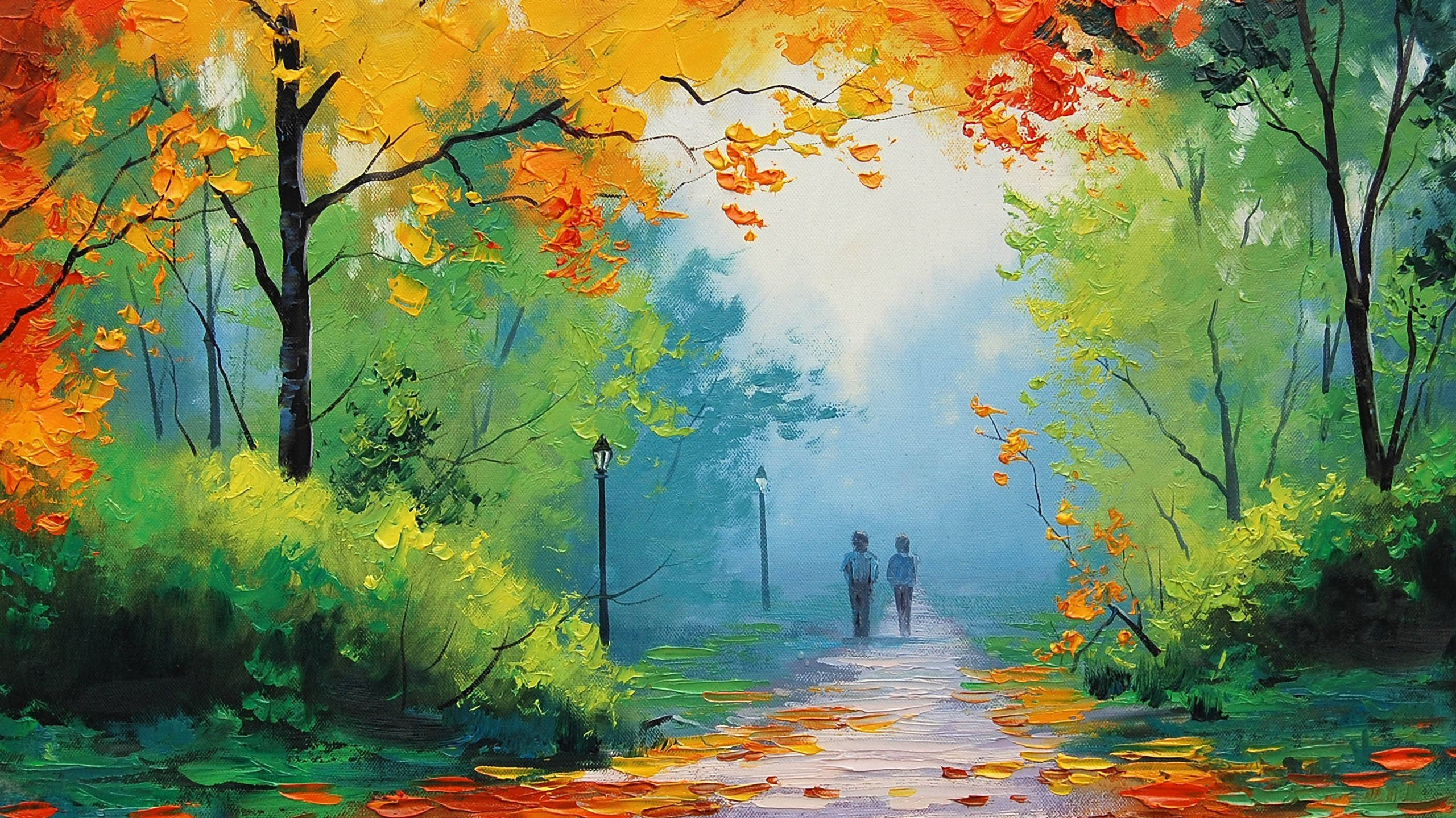 Nature Love 桌布 壁紙 — 兩個人物在霧氣瀰漫的秋日小徑上漫步，小徑兩旁是色彩鮮豔的橙色和綠色樹木，落葉滿地。