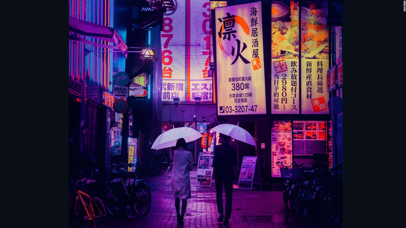 城市 桌布 壁紙 — 兩個人物撐著白色雨傘，夜晚走在霓虹燈閃爍的東京小巷中，周圍是發光的日本招牌和潮濕的人行道倒影。