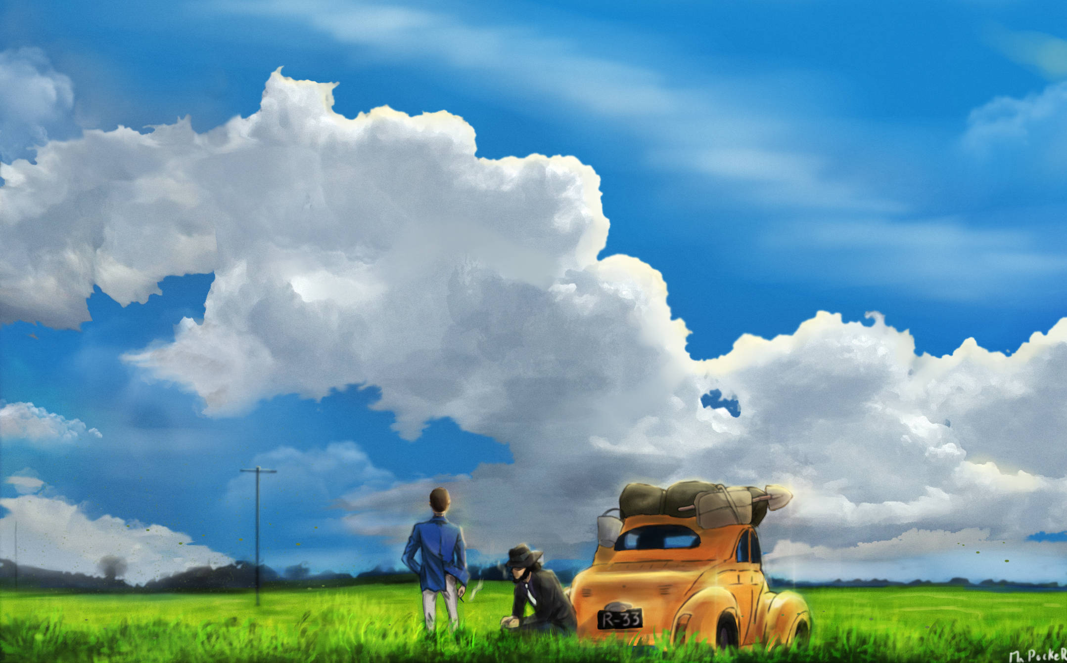 Lupin 桌布 壁紙 — 兩個人物站在一輛復古橙色汽車旁邊，身處廣闊的綠色田野，天空戲劇性的藍色，飄著蓬鬆的白雲。