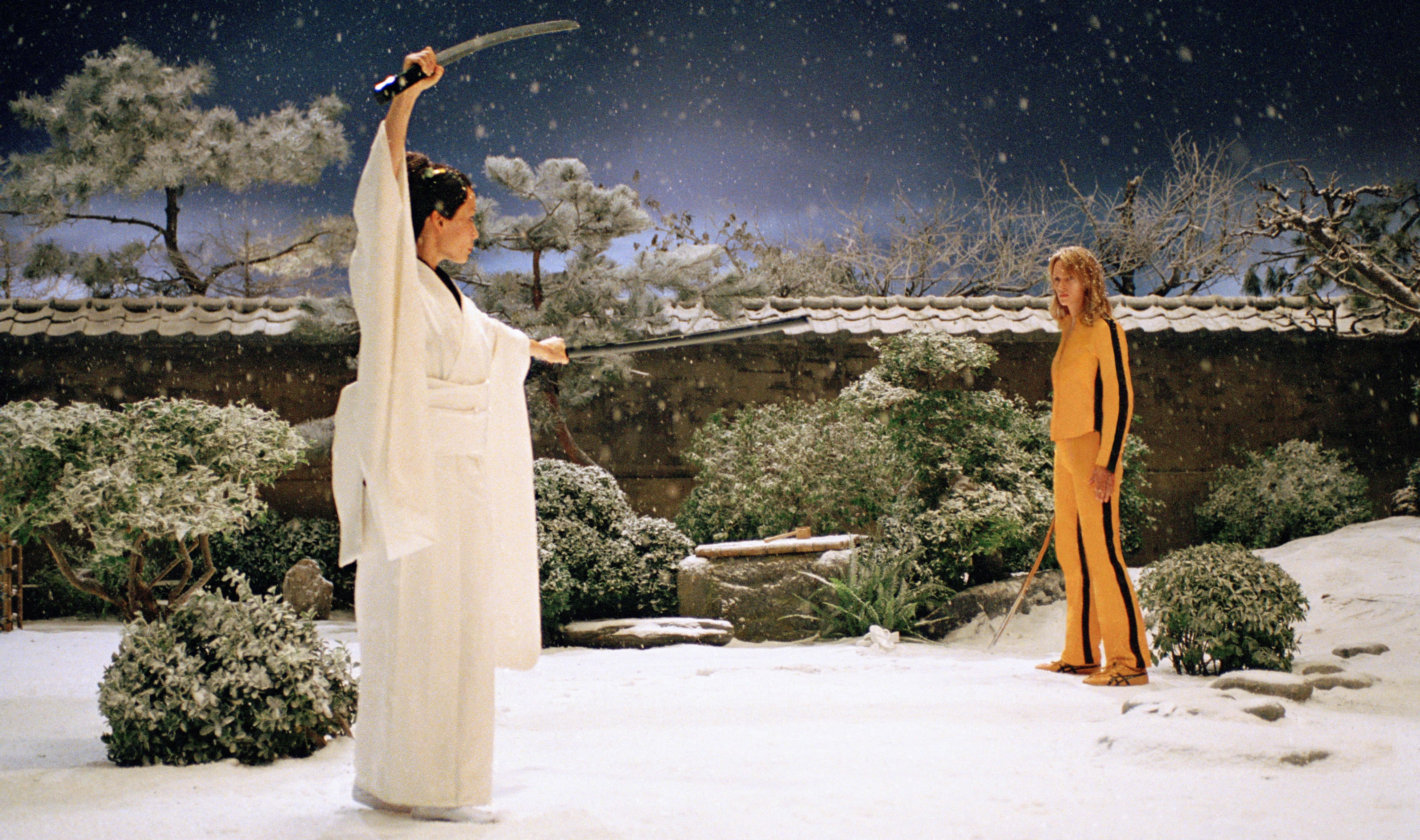 台灣 桌布 壁紙 — 兩個人物站在雪夜的日本花園中，一個身穿白袍手持劍，另一個身穿黃色運動服面對他們，雪花飄落。