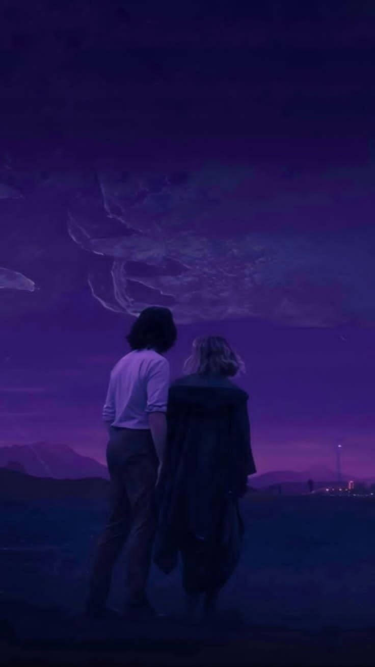 Disney Plus 桌布 壁紙 — 兩個人物背對背站在廣闊的紫色暮色天空下，遠處有山脈和微弱的城市燈光。