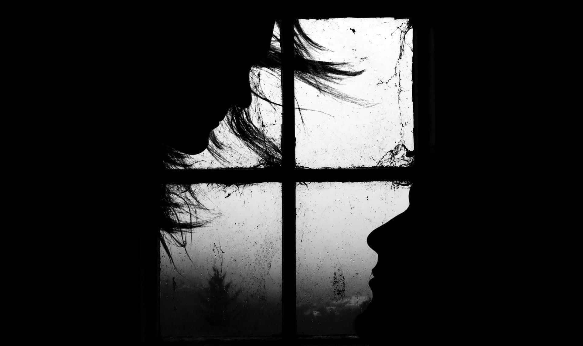 Lovers 桌布 壁紙 — 兩個人的剪影透過有裂紋和冷凝水的骯髒窗玻璃面對面。